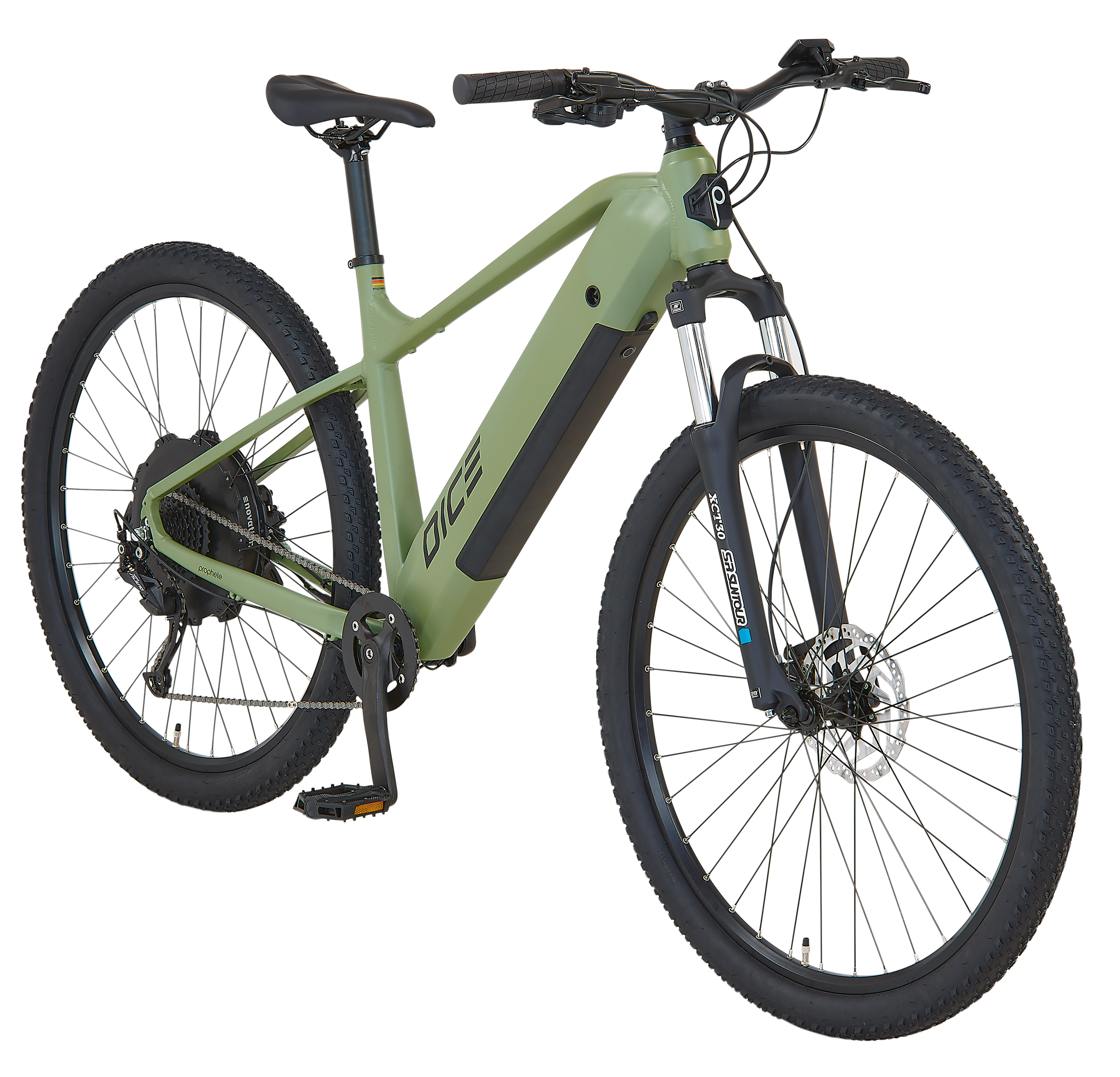 Ein grünes Mountainbike mit schwarzen Reifen und Sattel wird in einer Studio-Umgebung gezeigt.