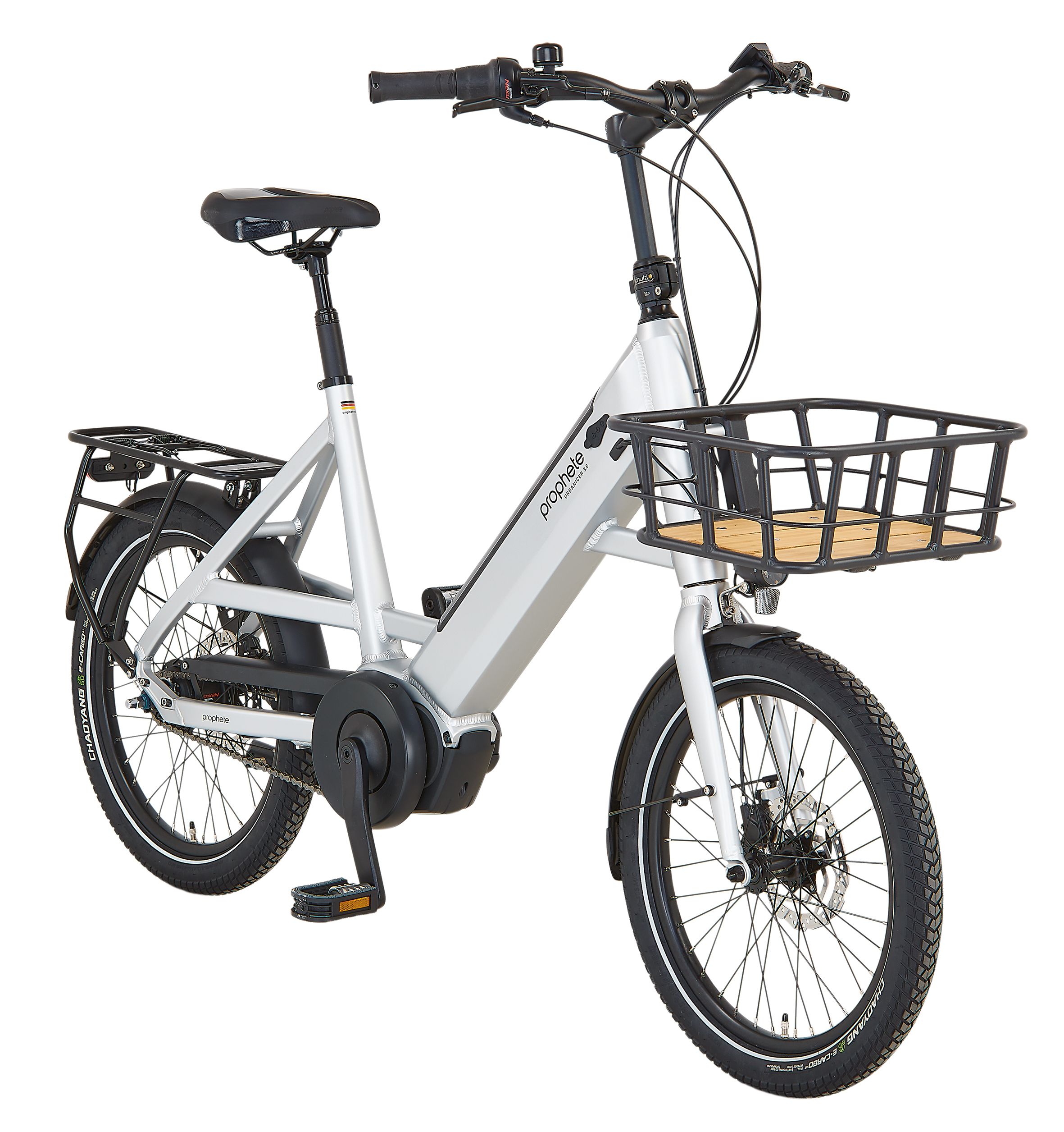 Silbernes E-Bike mit Frontkorb, Gepäckträger und schwarzen Reifen, schräge Ansicht vor weißem Hintergrund.