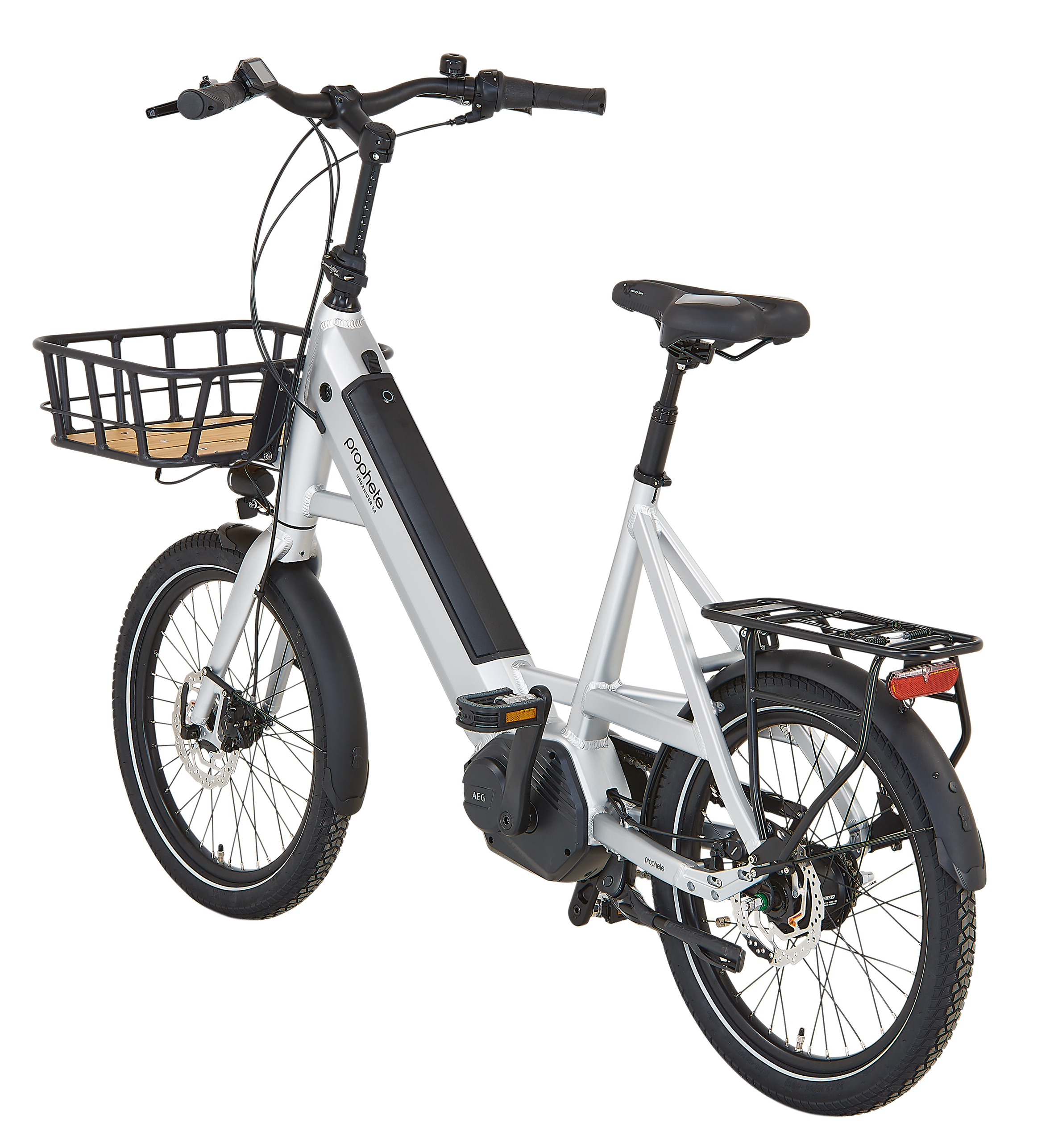 Silbernes E-Bike mit Frontkorb, Gepäckträger und schwarzen Reifen, schräge Ansicht vor weißem Hintergrund.