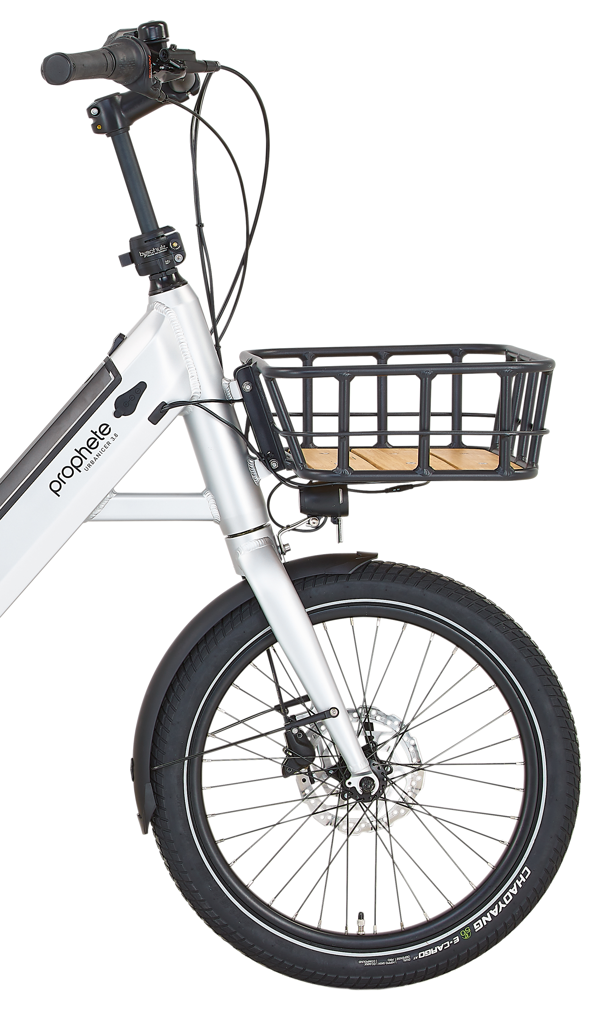 Eine silberne Prophete E-Bike-Frontansicht zeigt Korb, Rad und Bremsen vor einem weißen Hintergrund.
