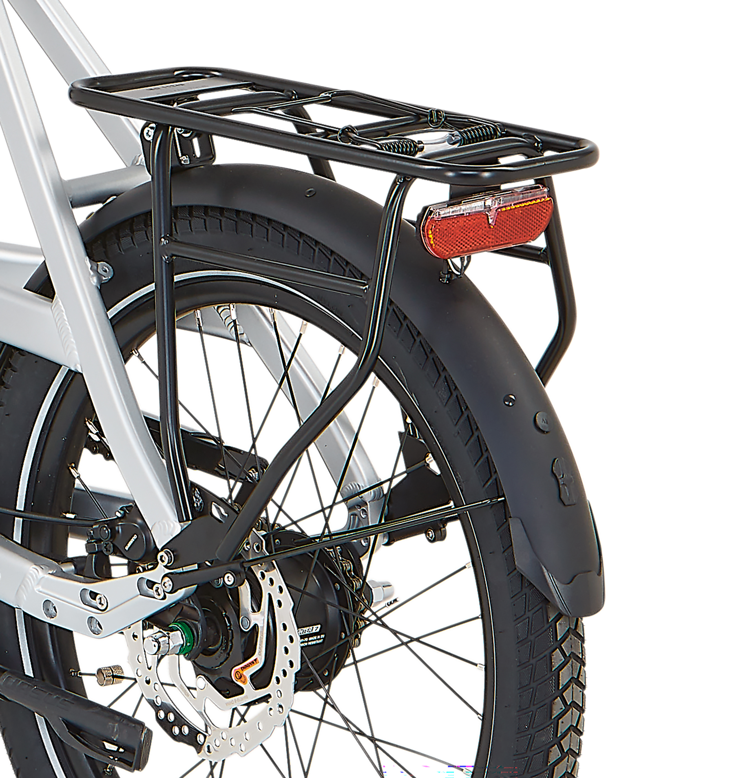 Die Rückansicht eines silbernen Prophete E-Bikes zeigt Gepäckträger, Licht, Rad und Scheibenbremse auf Weiß.