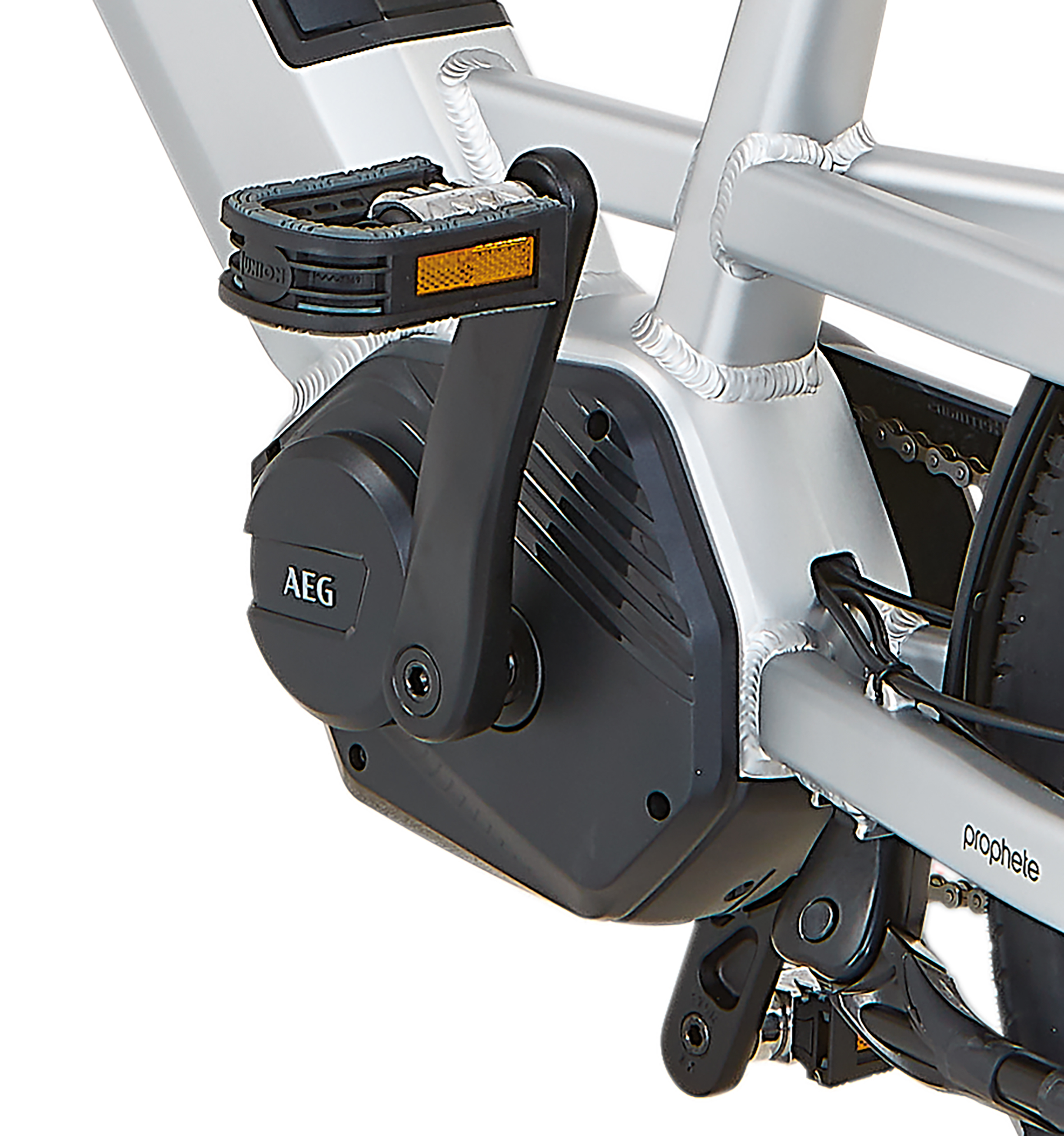 Silbernes Prophete E-Bike Pedal- und Motordetail; Union Pedal, AEG Motor, vor weißem Hintergrund.