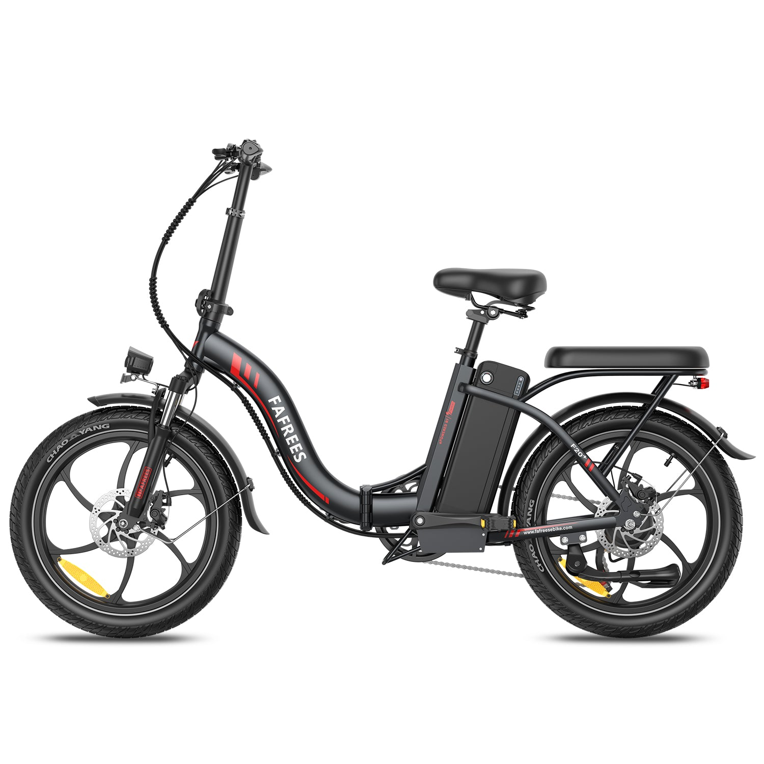 Schwarzes FAREES E-Bike mit roten Akzenten, ausgestattet mit Scheinwerfer, Akku und Scheibenbremsen auf Weiß.