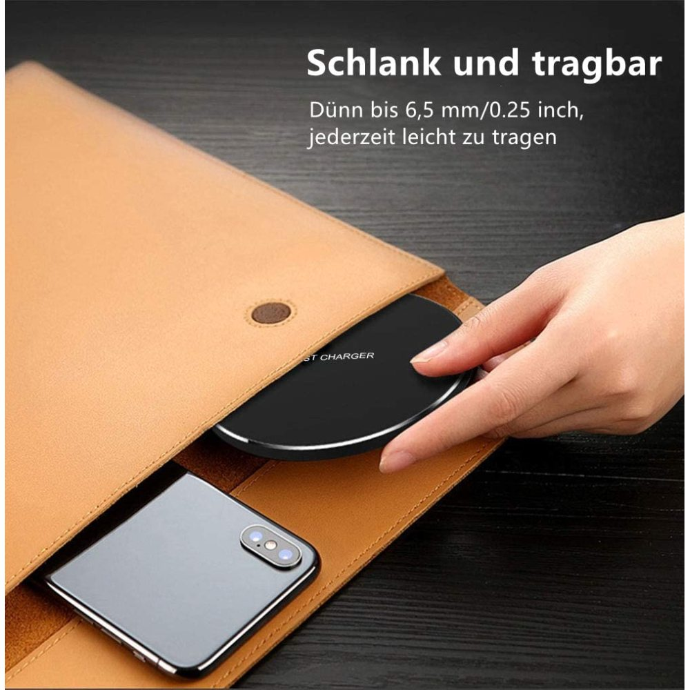 Ein schlankes kabelloses Ladegerät wird in einer Ledertasche neben einem Smartphone platziert.