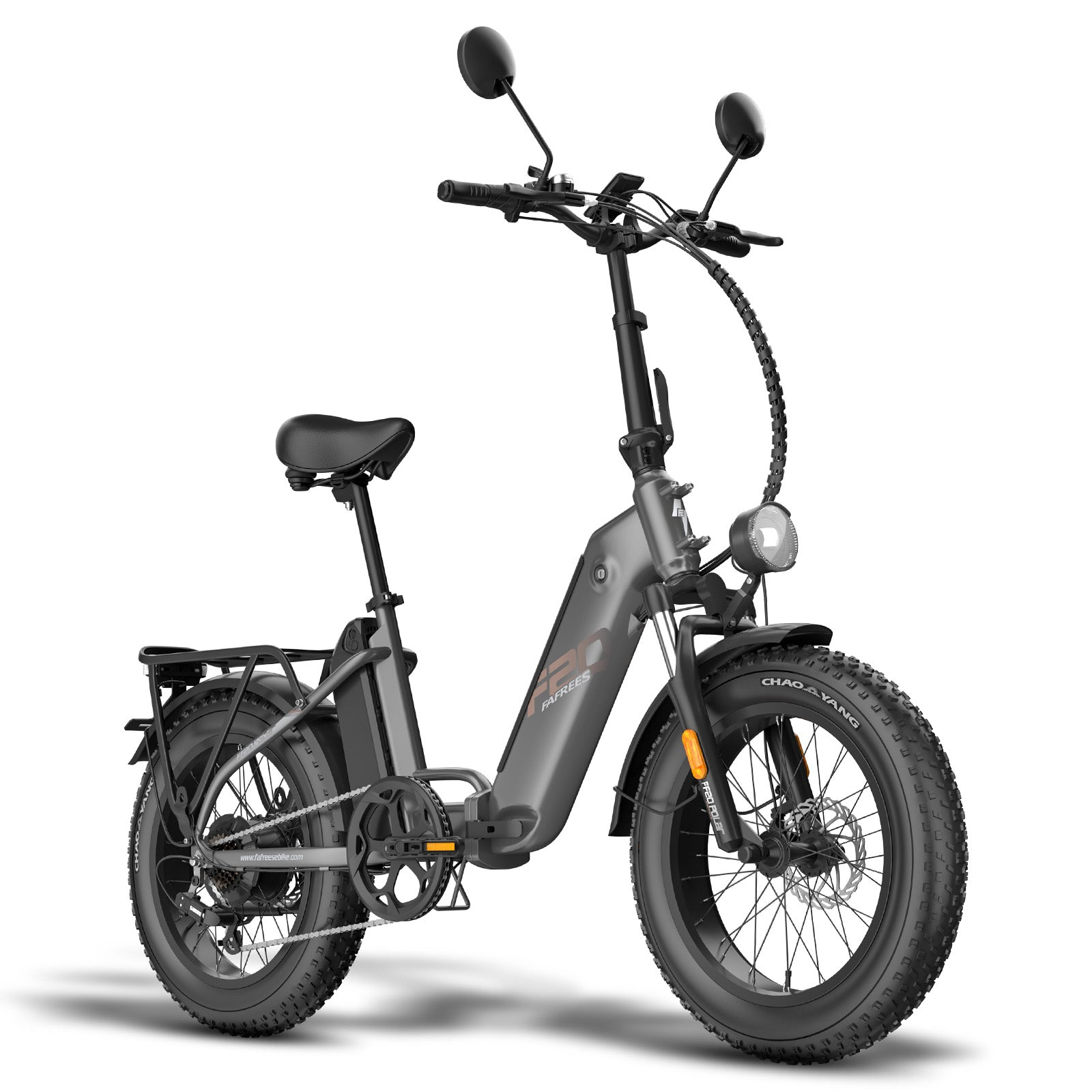 Una e-bike pieghevole grigia con pneumatici spessi e specchietti isolata su uno sfondo bianco, vista frontale.
