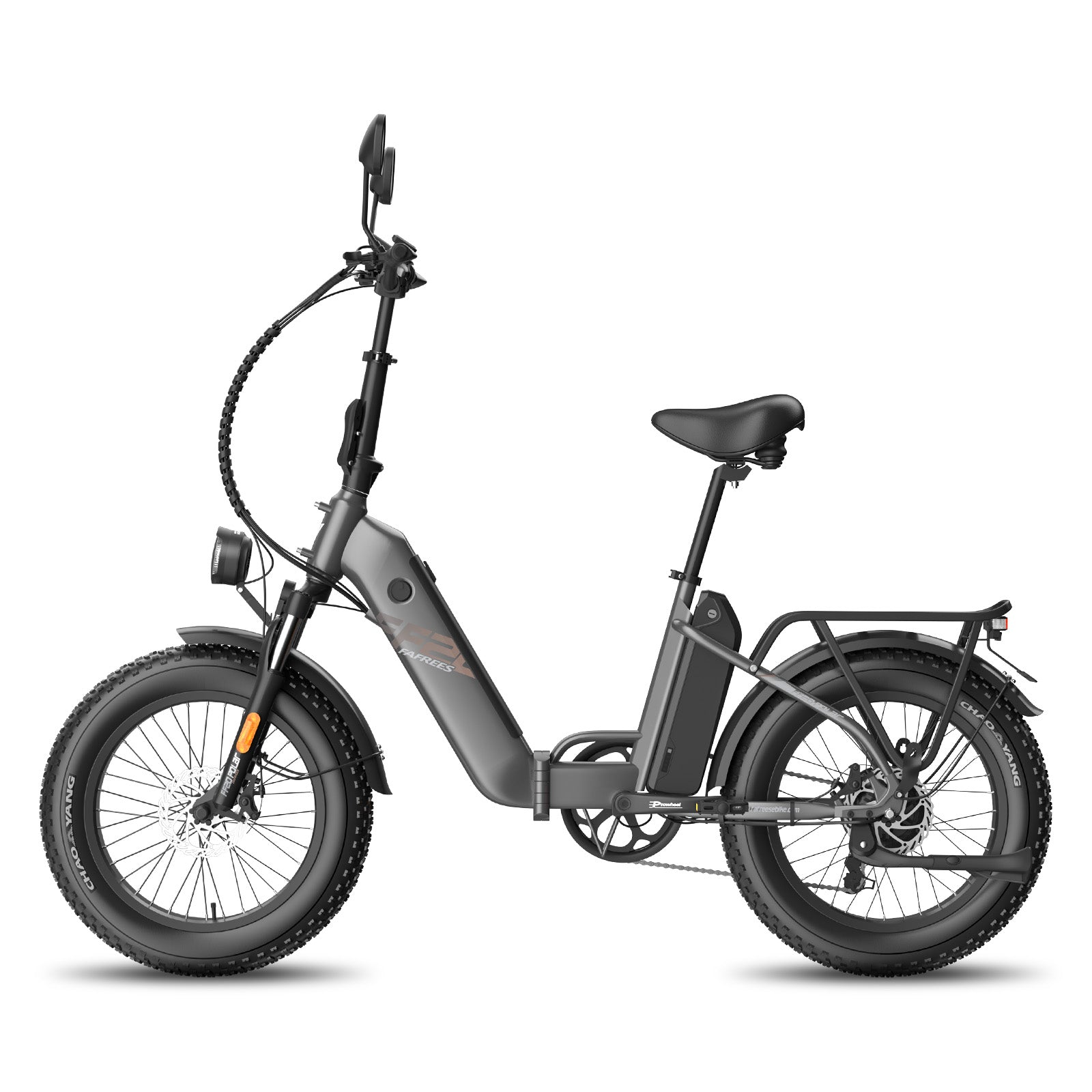 Una e-bike pieghevole grigia con pneumatici spessi e specchietti isolata su uno sfondo bianco, vista laterale.