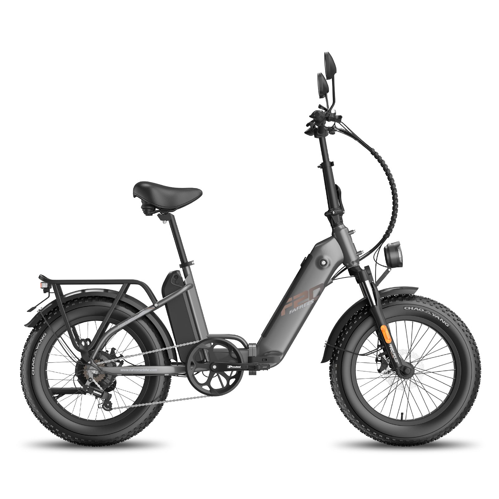 Una e-bike pieghevole grigia con pneumatici spessi e specchietti isolata su uno sfondo bianco, vista laterale sinistra.