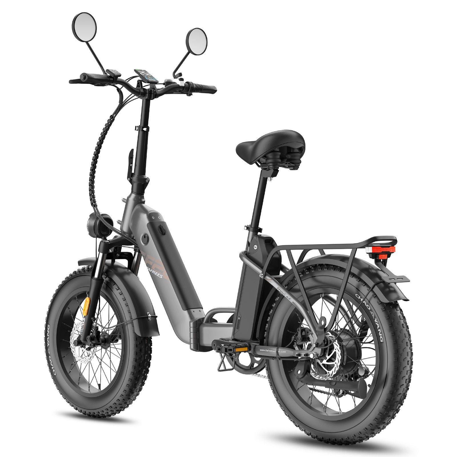 Una e-bike pieghevole grigia con pneumatici spessi e specchietti isolata su uno sfondo bianco, vista posteriore.