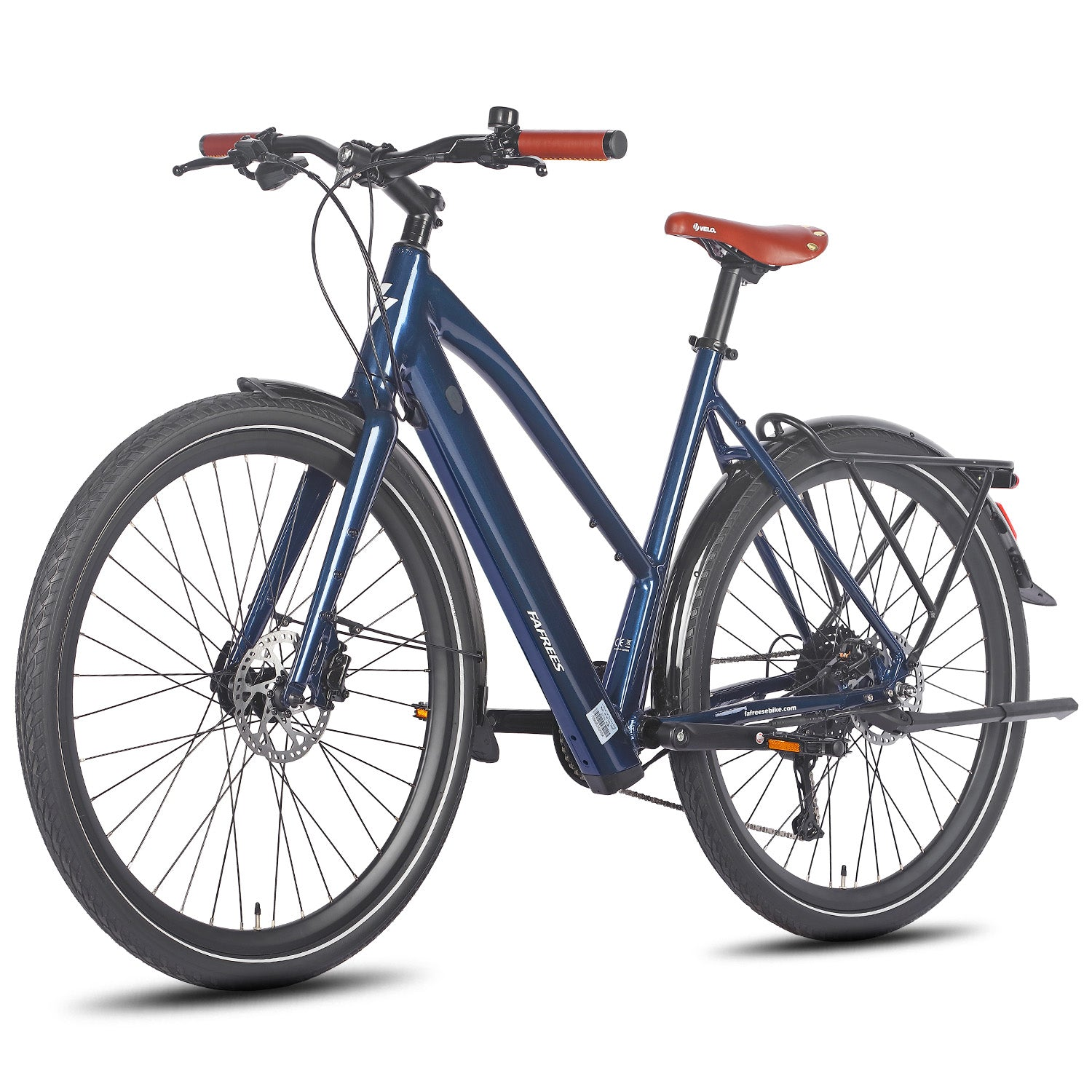 Una bicicletta elettrica blu è mostrata di lato, con maniglie e sella marroni, su uno sfondo bianco.