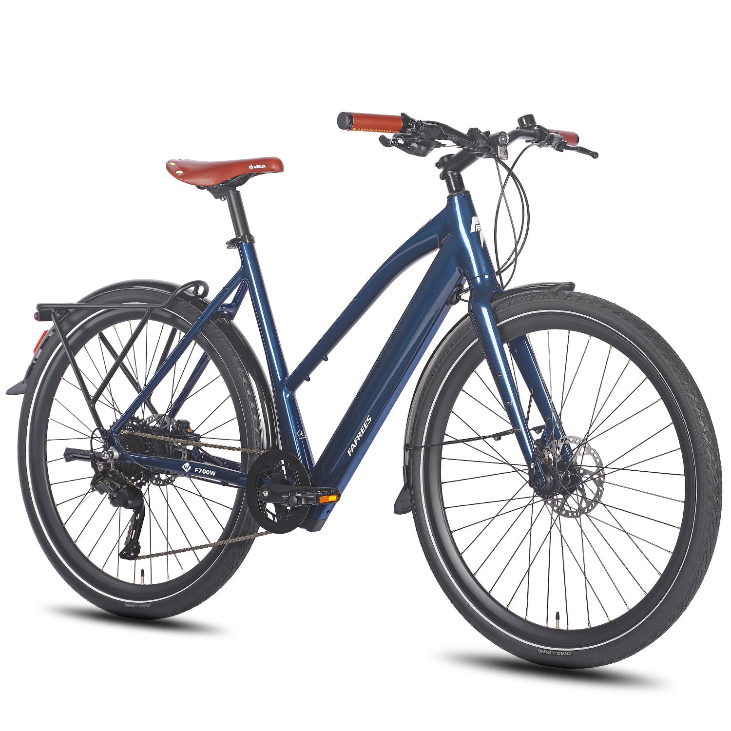 Una bicicletta elettrica blu è angolata, con maniglie e sella marroni, mostrata su uno sfondo bianco.