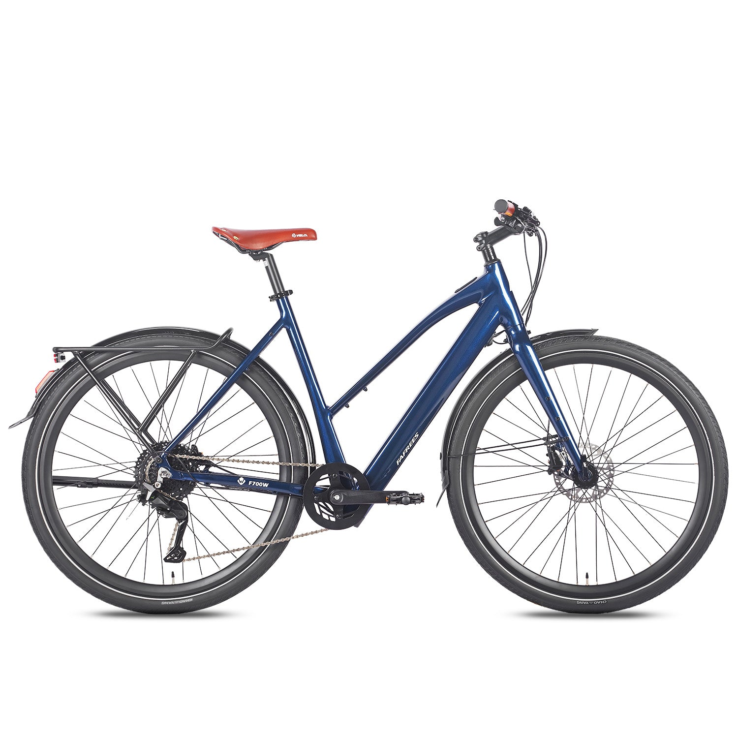 Una bicicletta elettrica blu è esposta, con maniglie e sella marroni, su uno sfondo bianco.
