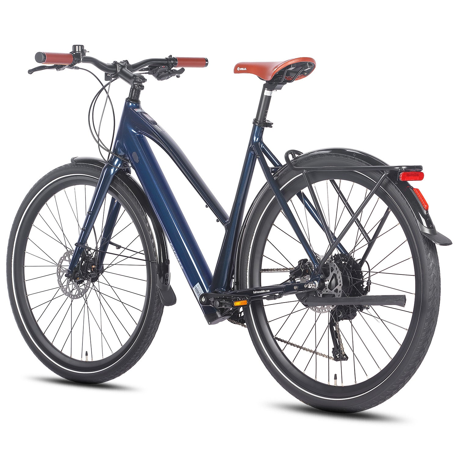 Una bicicletta elettrica blu è mostrata, con maniglie e sella marroni, su uno sfondo bianco.