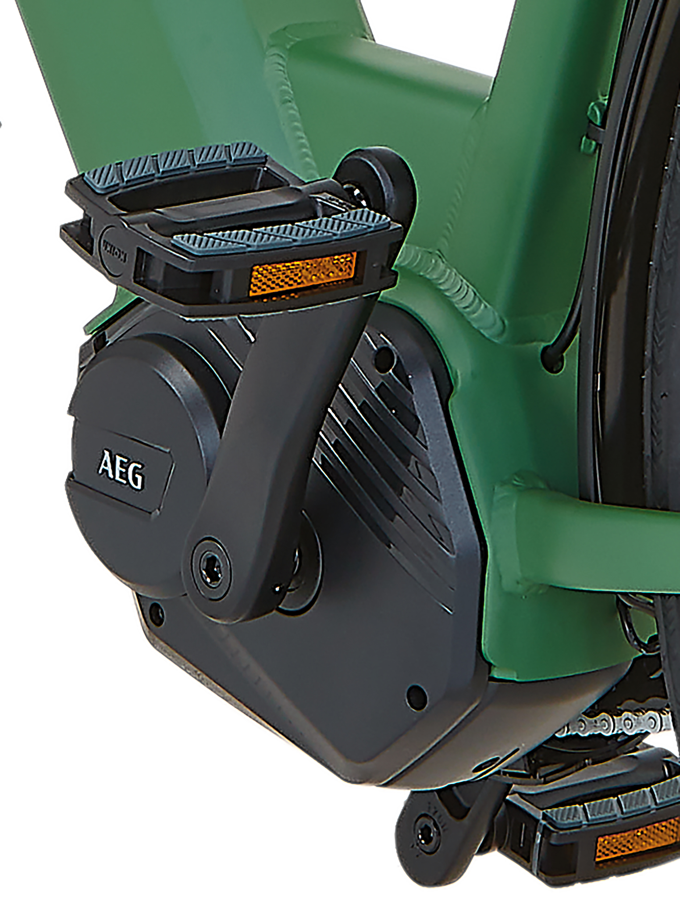Nahaufnahme von Pedalen und Motor eines grünen Prophete E-Bikes auf Weiß.