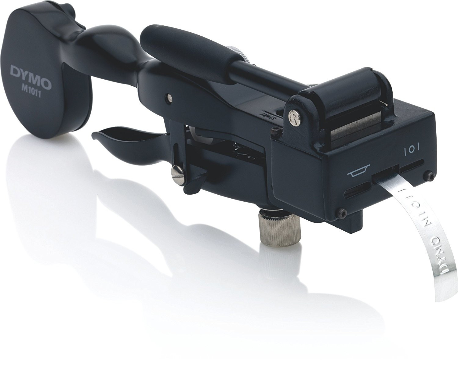 Czarna etykieciarka DYMO M1011 z uchwytem, dźwignią i wychodzącą metalową taśmą.