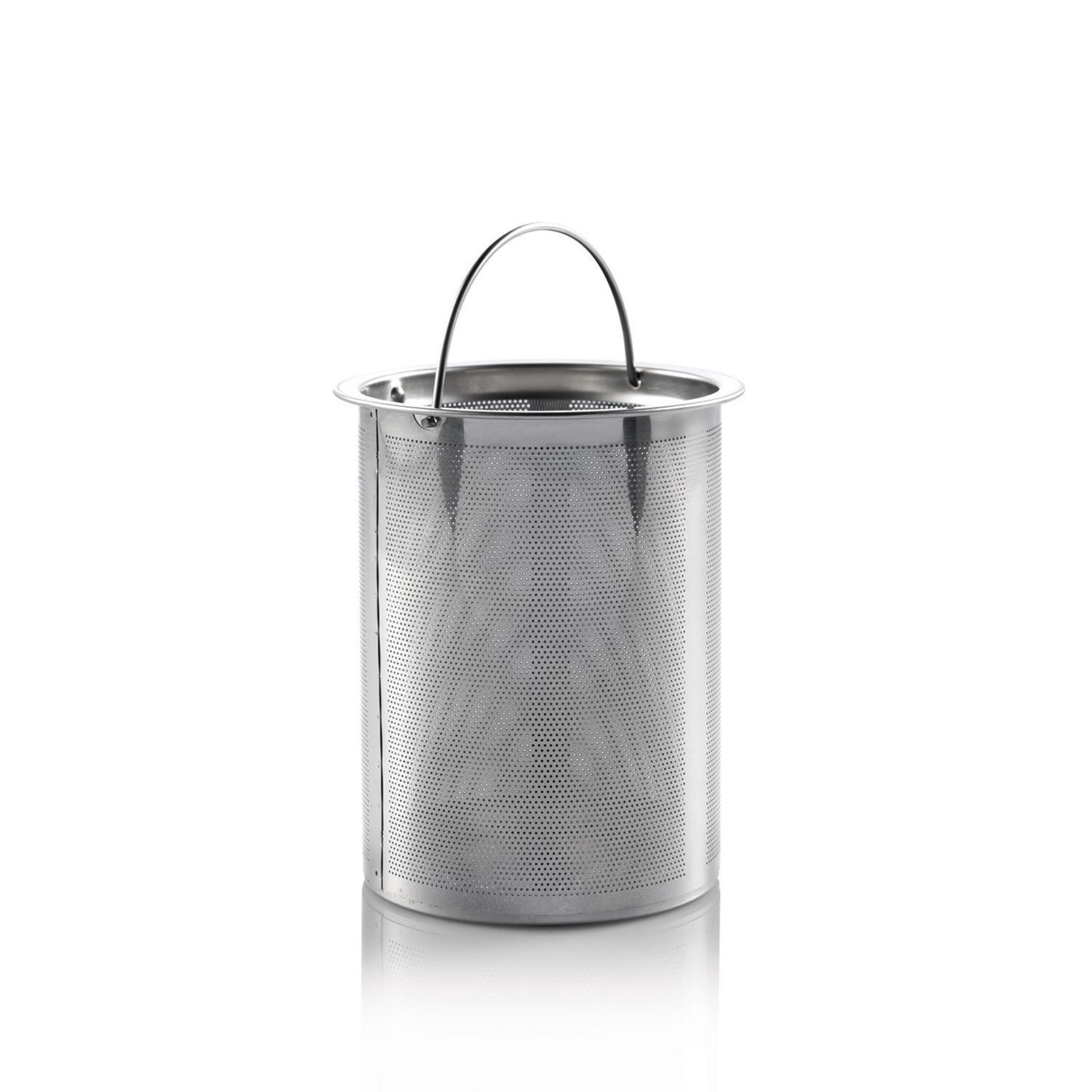 Un infusore da tè in acciaio inossidabile con manico è su una superficie bianca, con un leggero riflesso.