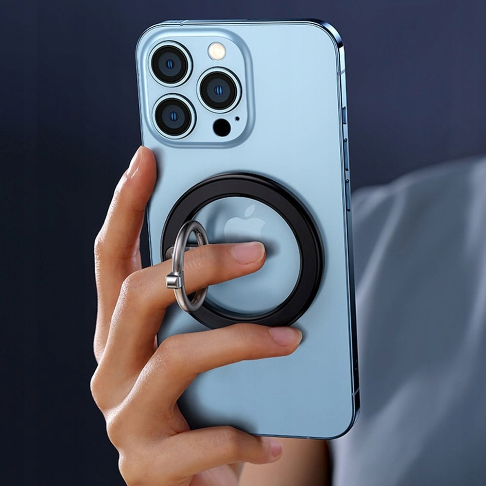 Dłoń trzymająca telefon z dołączonym stojakiem na pierścień. Pierścień jest czarny, a telefon jasnoniebieski.