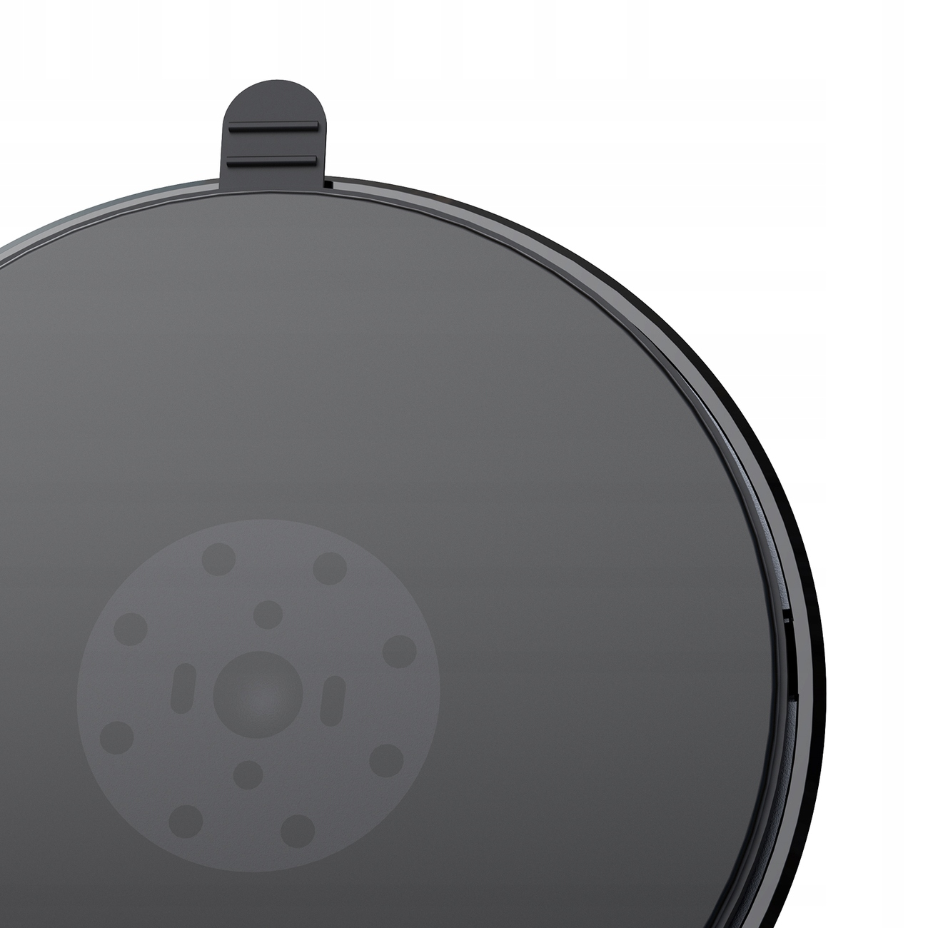 Zbliżenie czarnego uchwytu do telefonu samochodowego o okrągłym kształcie i małej, teksturowanej powierzchni.