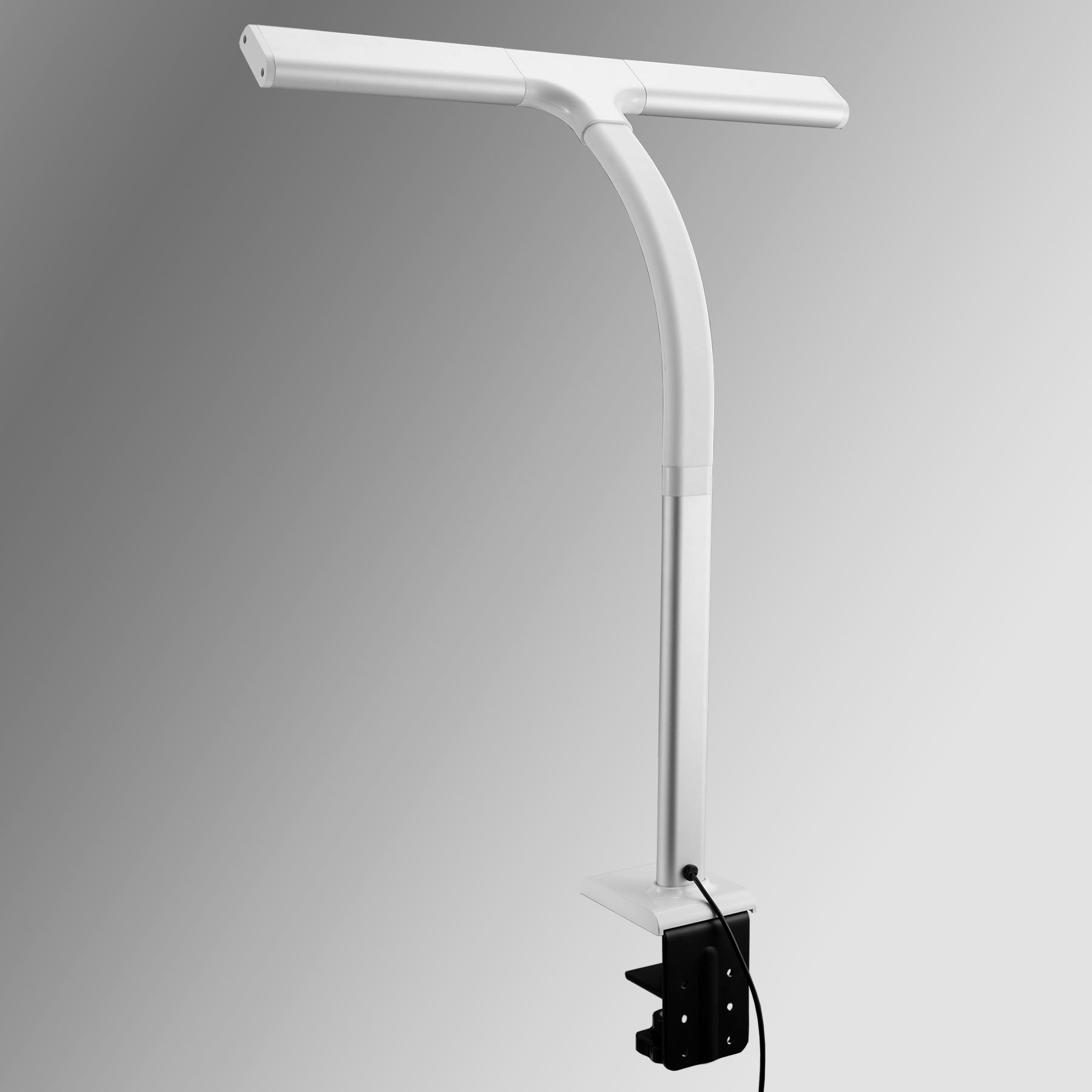 Una lampada da scrivania argentata e bianca con una pinza, su uno sfondo grigio, che evidenzia il suo design regolabile.