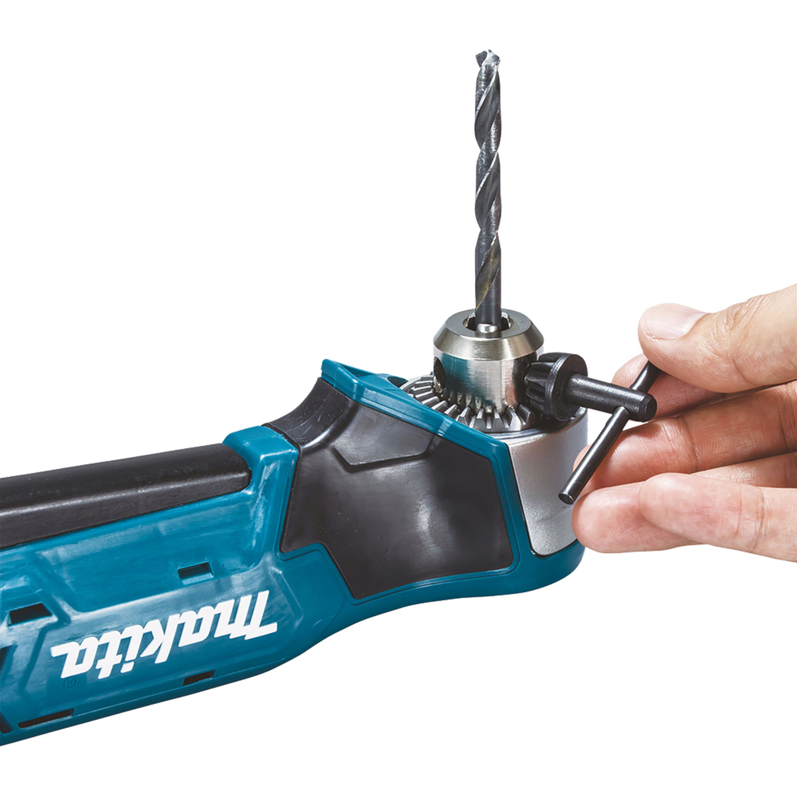 Un taladro de ángulo recto Makita con una broca, sostenido por una mano.