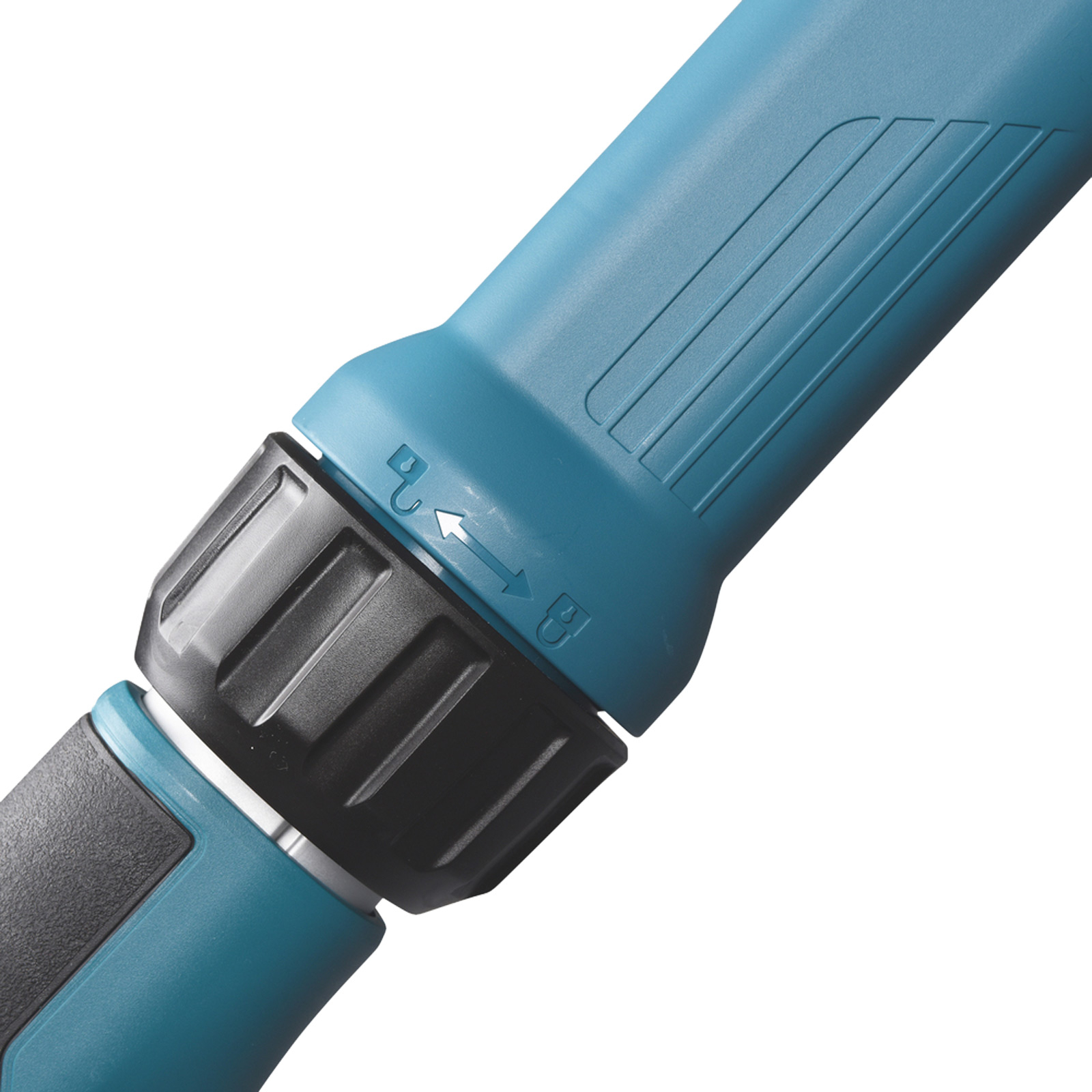 Primer plano de un componente de herramienta azul y negro. Tiene una superficie texturizada con flechas direccionales.