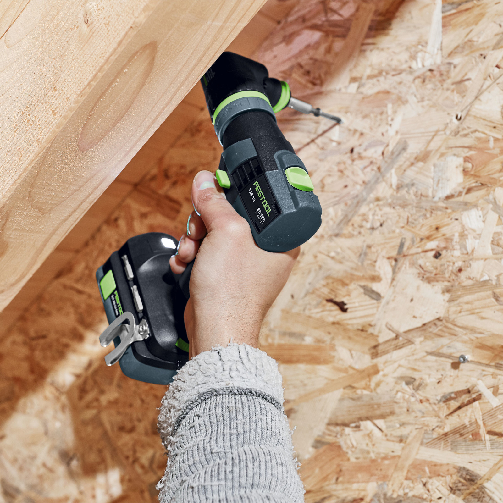 Osoba używa wiertarki akumulatorowej Festool do wiercenia w drewnianej konstrukcji.