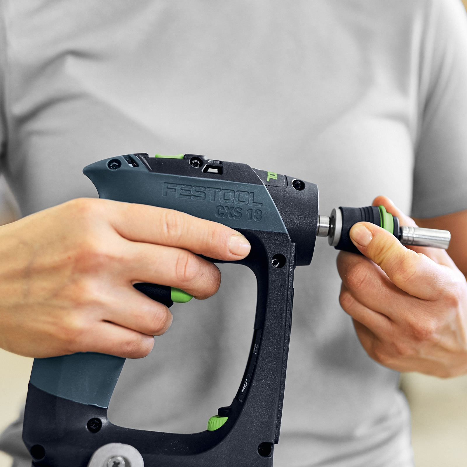 Le mani di una persona che collega un accessorio a un trapano avvitatore a batteria Festool.