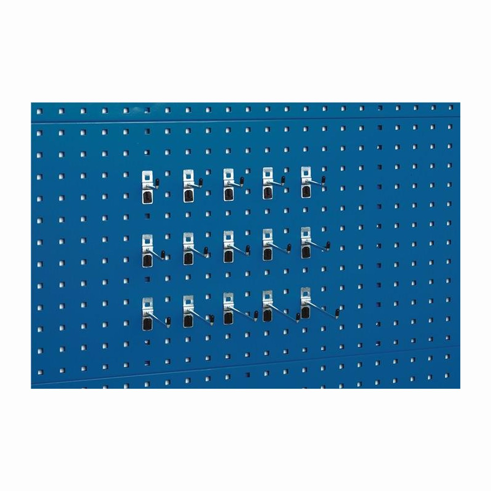 Blaue Lochplatte mit Haken. Metallhaken sind in Reihen angeordnet. Der Hintergrund ist schlicht weiß.