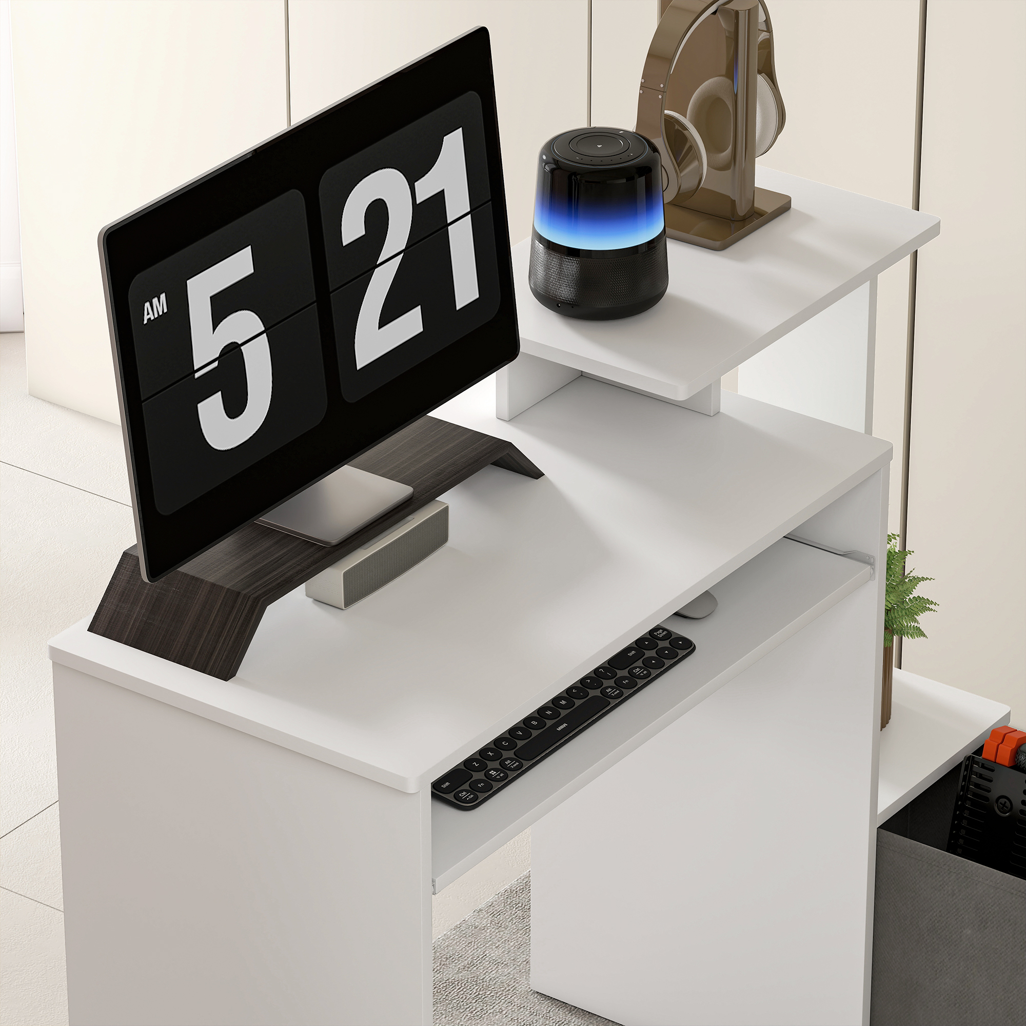 Un primo piano di una scrivania bianca mostra un monitor, una tastiera e accessori sugli scaffali. Viene visualizzato AM 5:21.