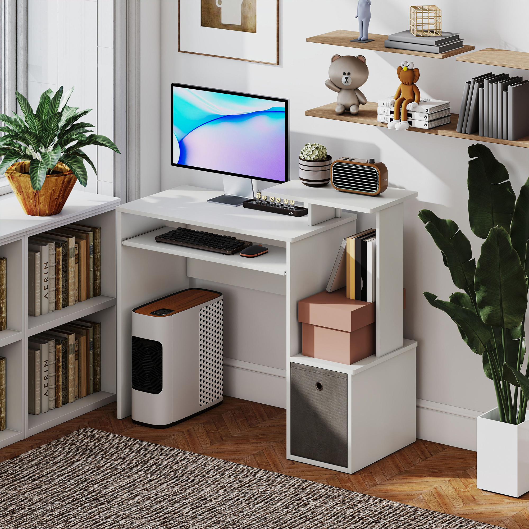 Una scrivania bianca con scaffali, un monitor e accessori è posizionata in una stanza con piante e una libreria.