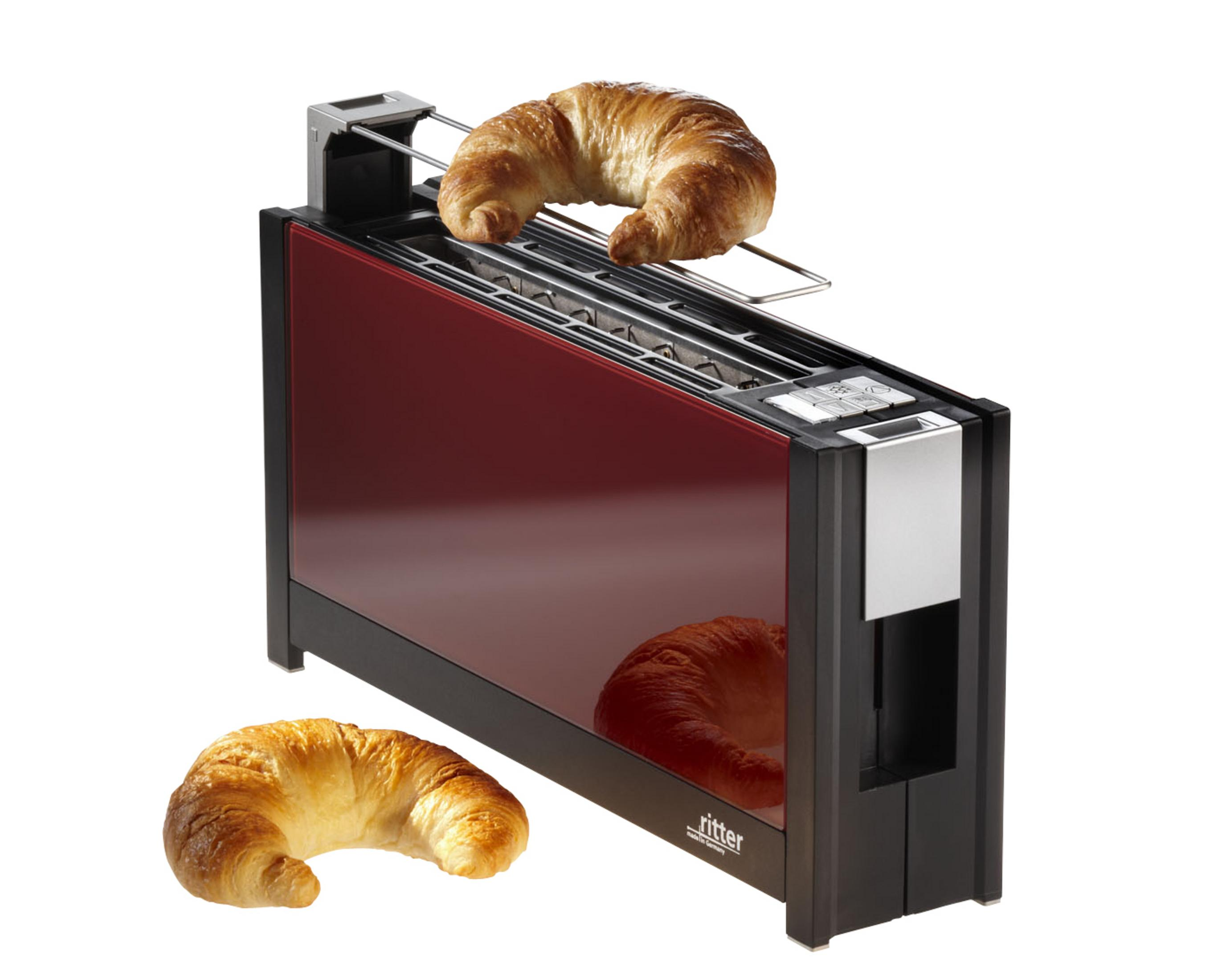 Un tostapane rosso e nero con due croissant, uno dentro e uno fuori, su uno sfondo bianco.