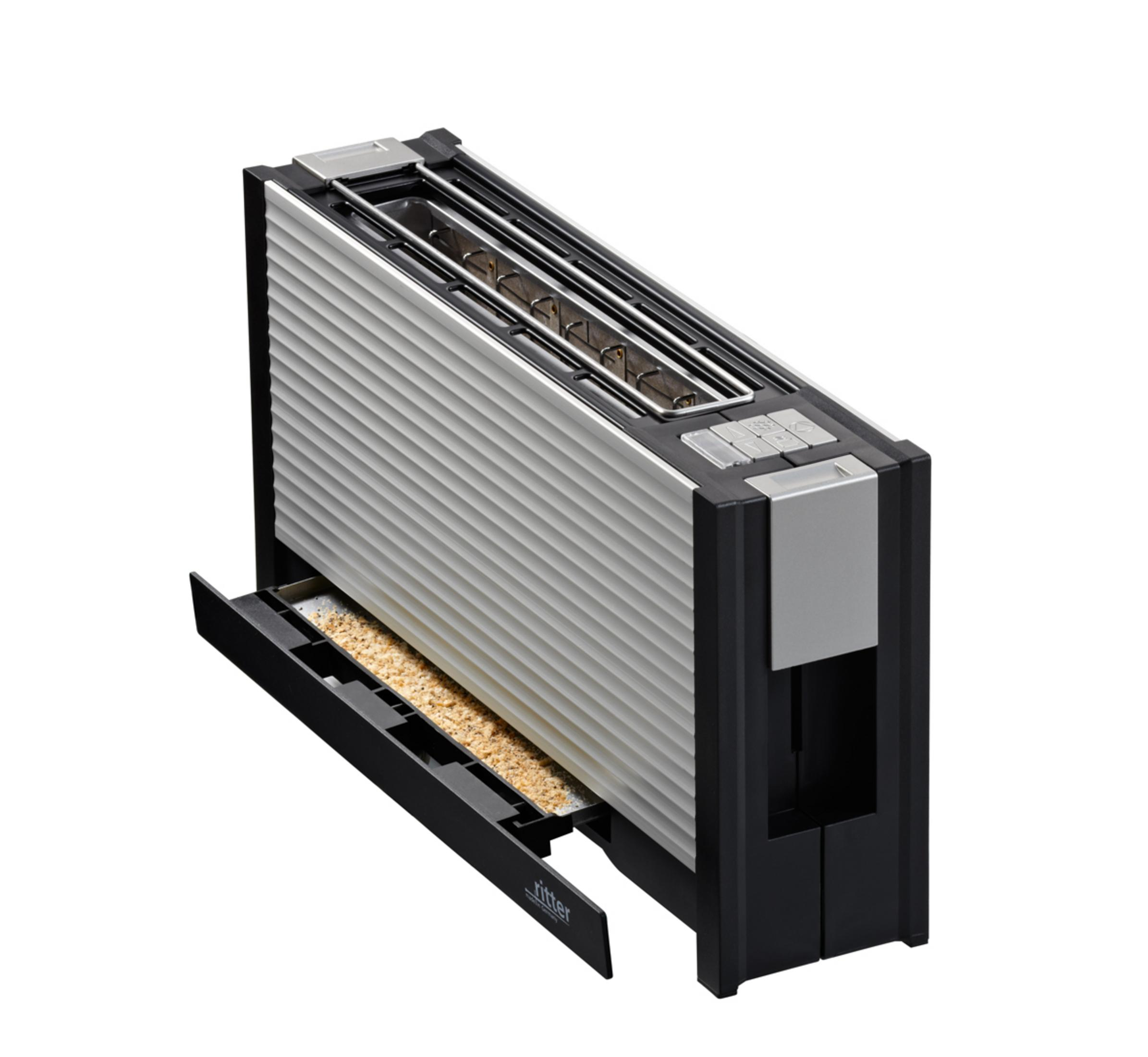 Ein silberner und schwarzer Toaster mit herausgezogener Krümelschublade vor einem weißen Hintergrund.