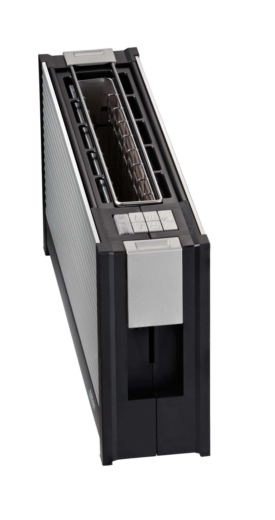 Ein silberner und schwarzer Toaster steht schräg nach links auf einem weißen Hintergrund und wird von oben betrachtet.