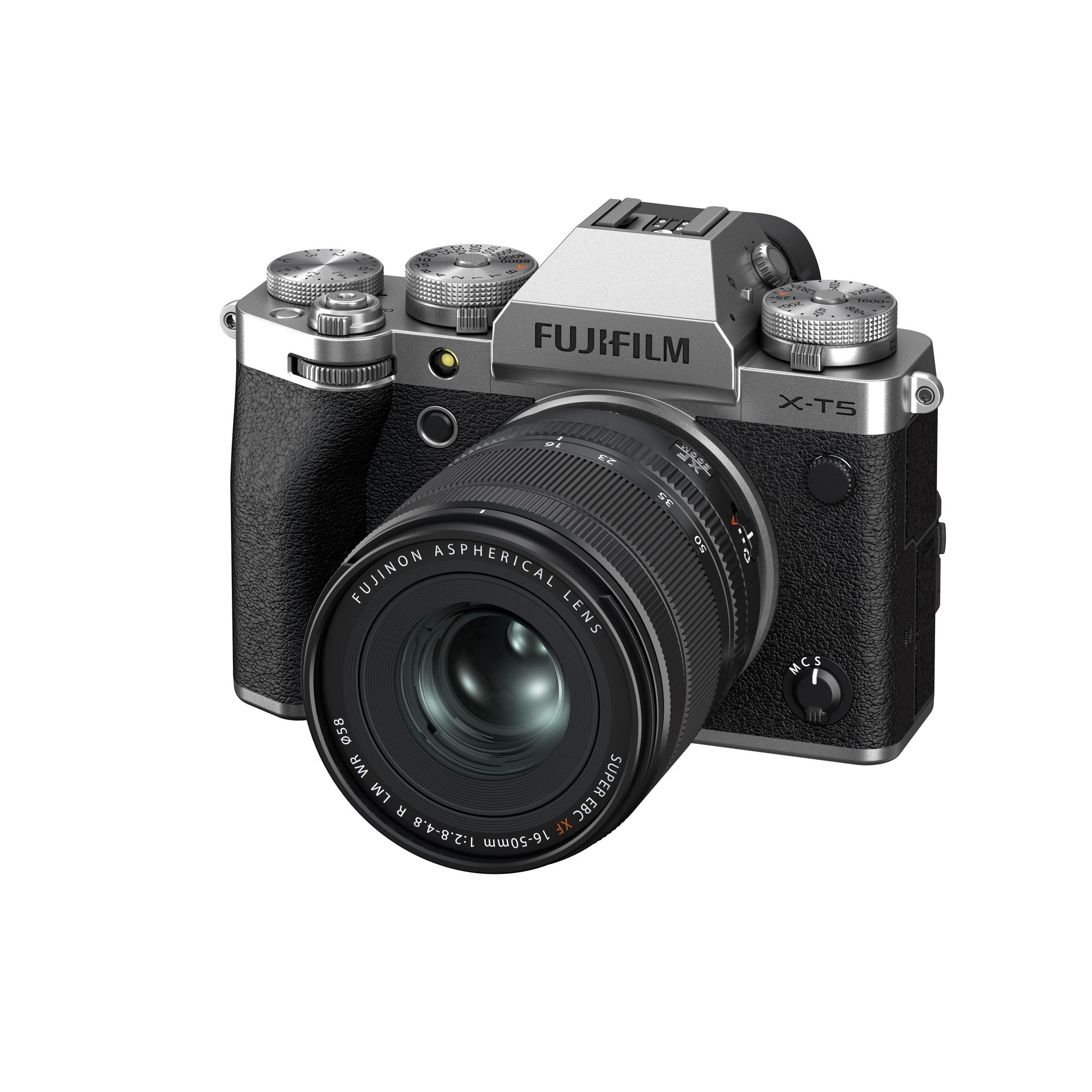 Een zilveren en zwarte Fujifilm X-T5 camera met een lens.