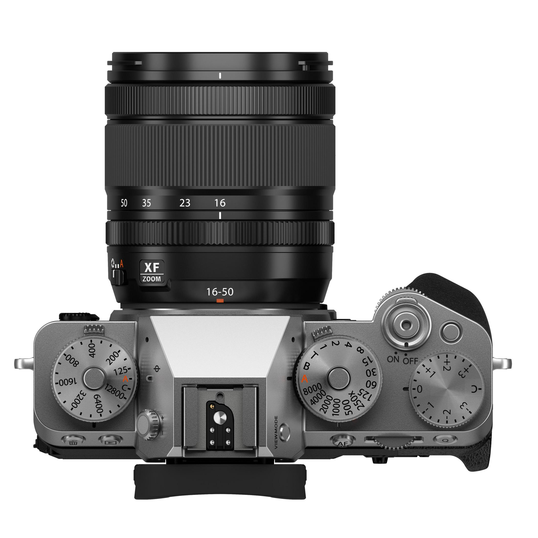 Bovenaanzicht van een zilveren Fujifilm-camera met een zwarte lens.