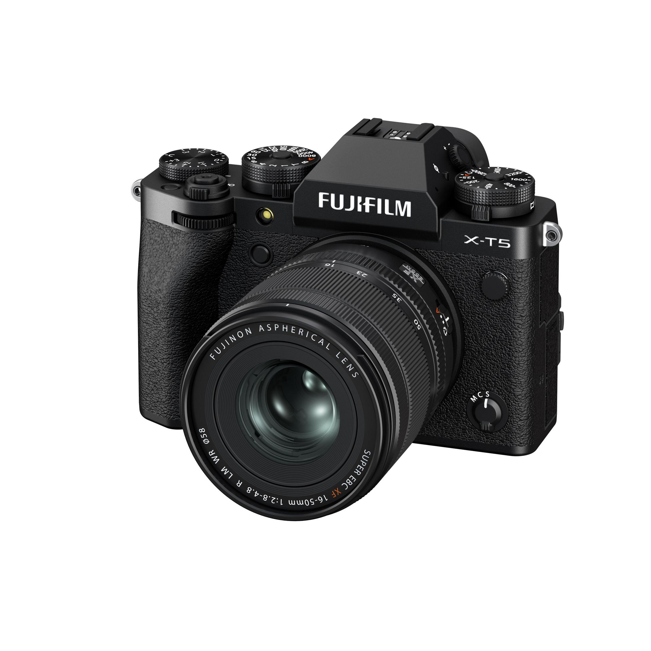 Een zwarte Fujifilm X-T5-camera met een bevestigde lens wordt weergegeven op een witte achtergrond.