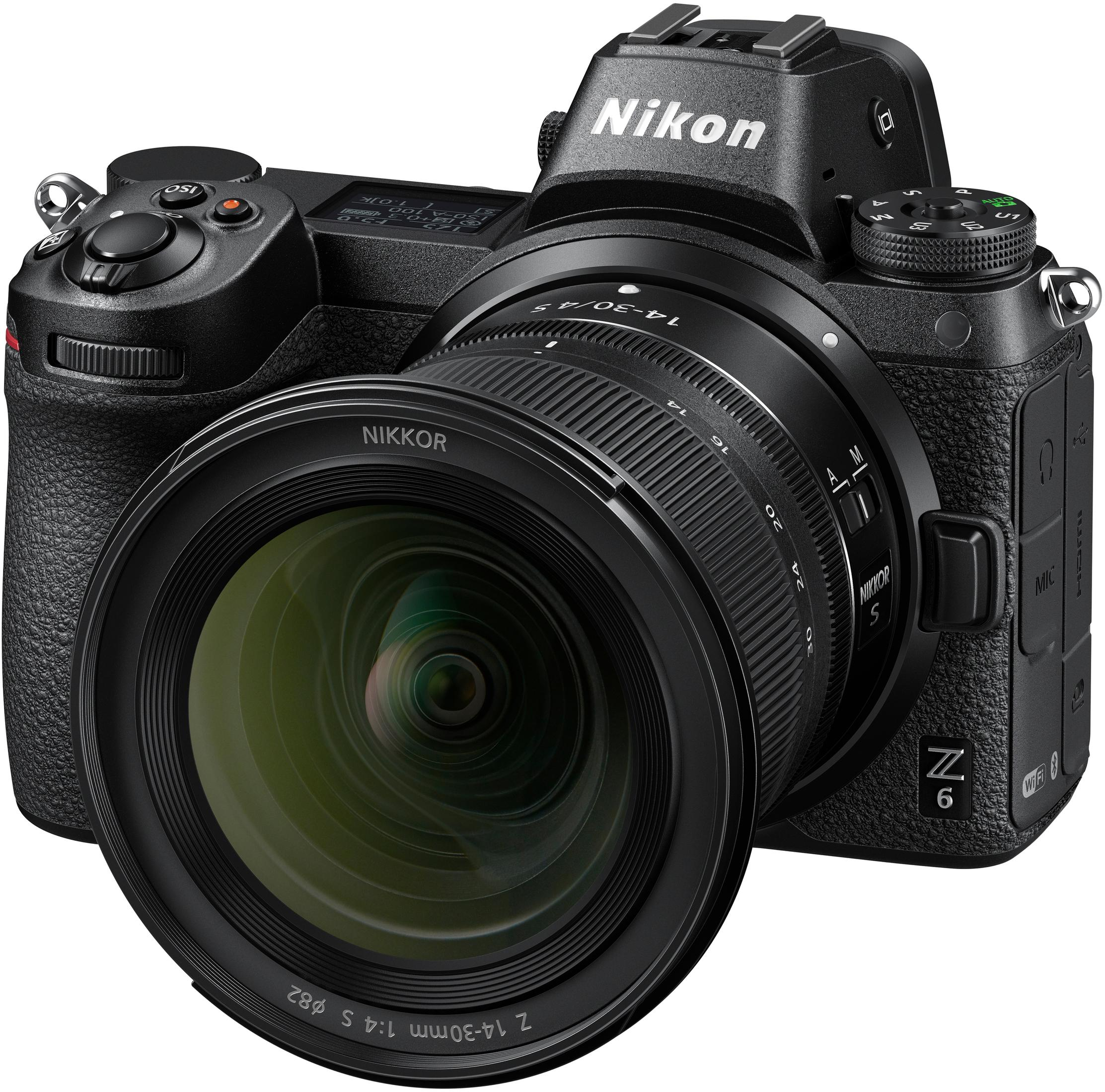Eine schwarze Nikon Z 6 Kamera mit einem angebrachten NIKKOR Objektiv, isoliert auf einem weißen Hintergrund, nach links geneigt.