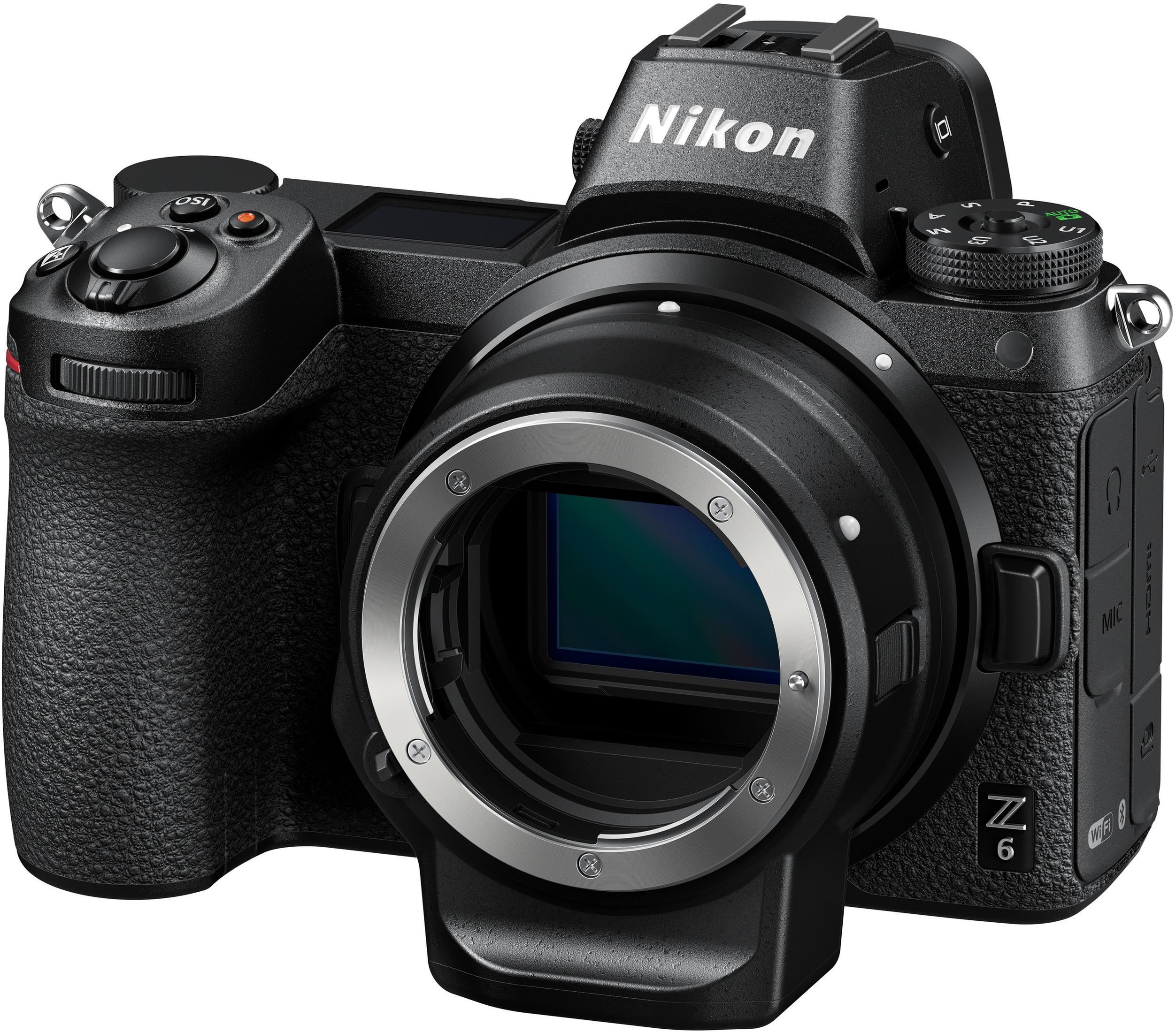 Ein schwarzer Nikon Z 6 Kamerabody ohne Objektiv, isoliert auf einem weißen Hintergrund und nach links geneigt.