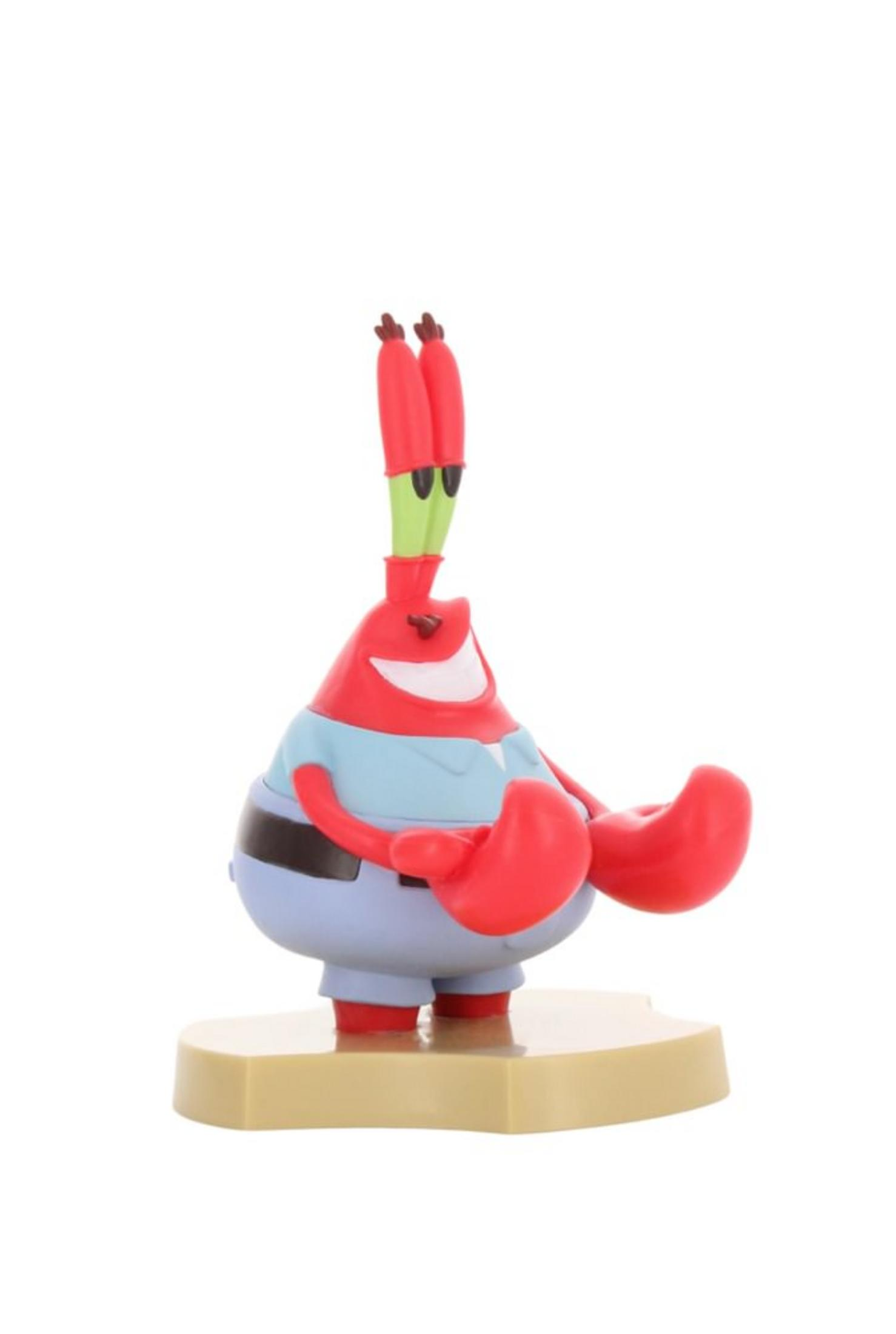 Eine Mr. Krabs-Figur mit rotem Körper, großen Krallen und hellblauer Kleidung auf einem sandigen Sockel.