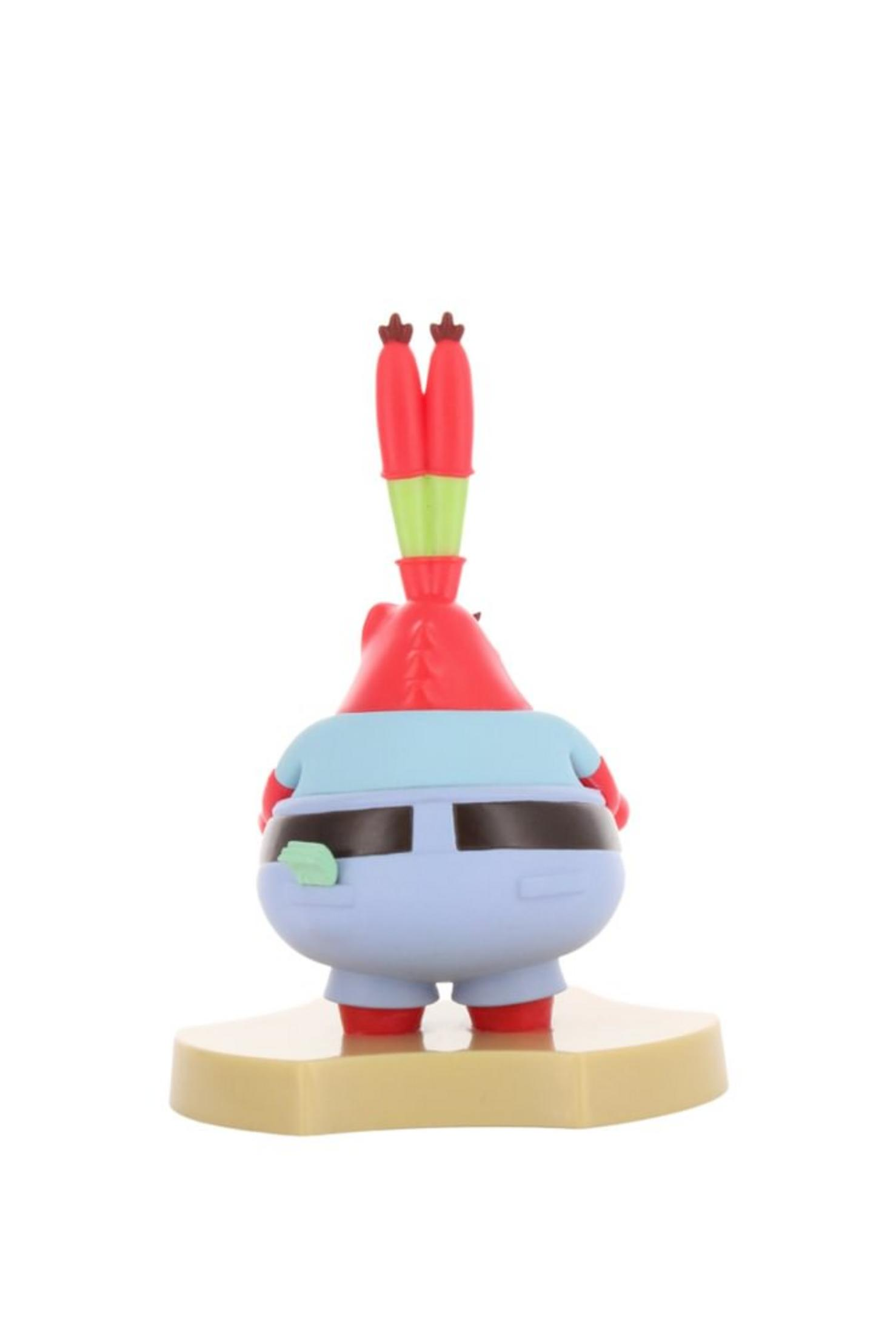 Die Rückseite einer Mr. Krabs-Figur mit rotem Körper und hellblauer Kleidung, die auf einem Sockel steht.