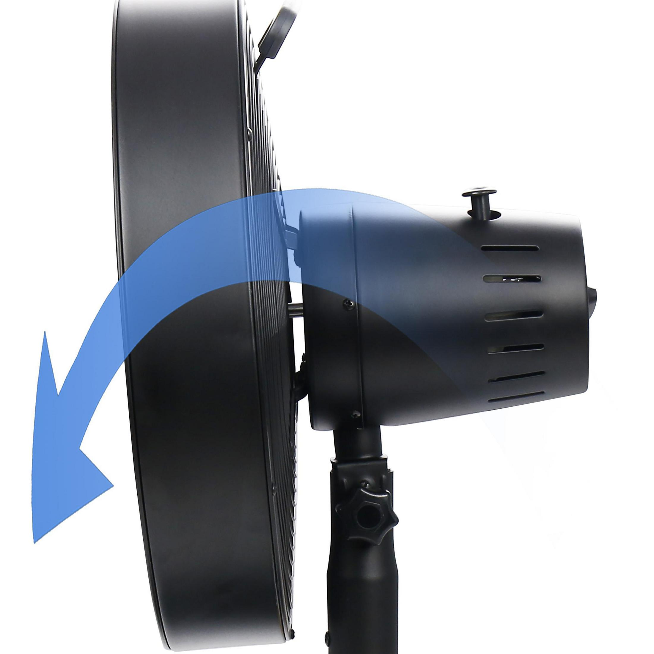 Un ventilador industrial negro está en ángulo para mostrar la dirección del flujo de aire, indicada por una flecha azul.