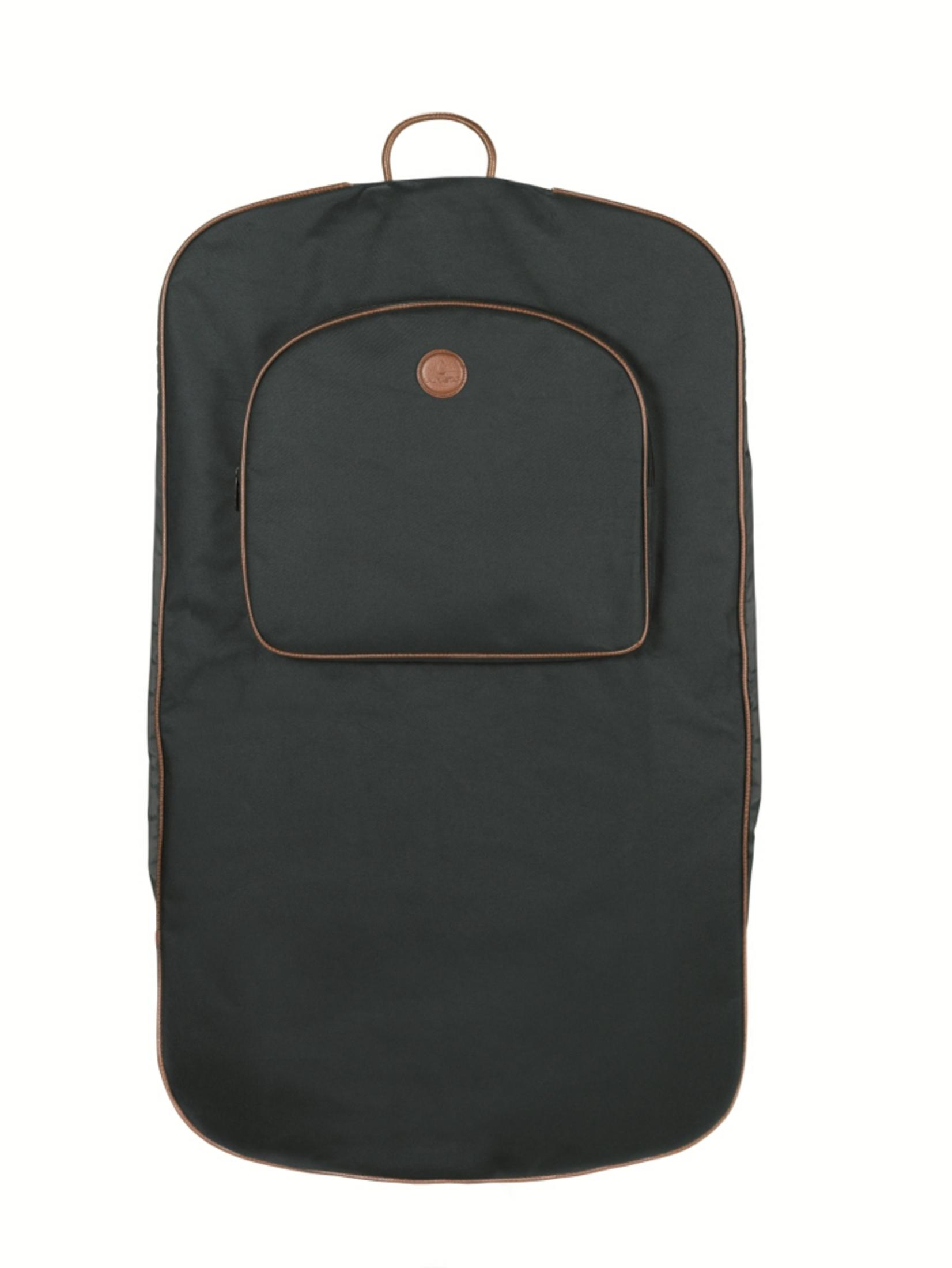 Une longue housse à vêtements vert foncé avec une garniture et une poignée marron sur fond blanc.