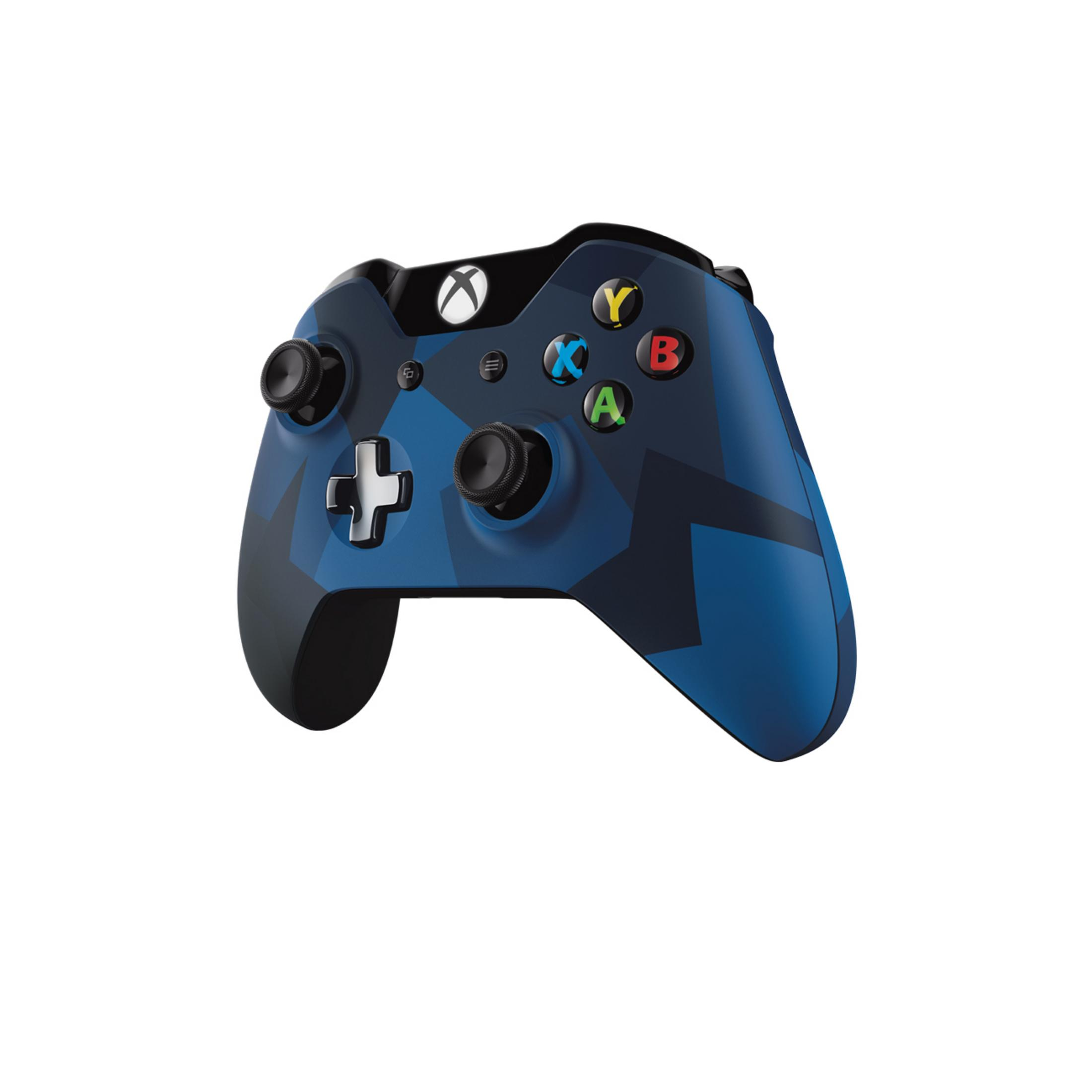 Ein blauer Xbox-Controller mit Tarnmuster, isoliert auf weißem Hintergrund, schräge Ansicht.