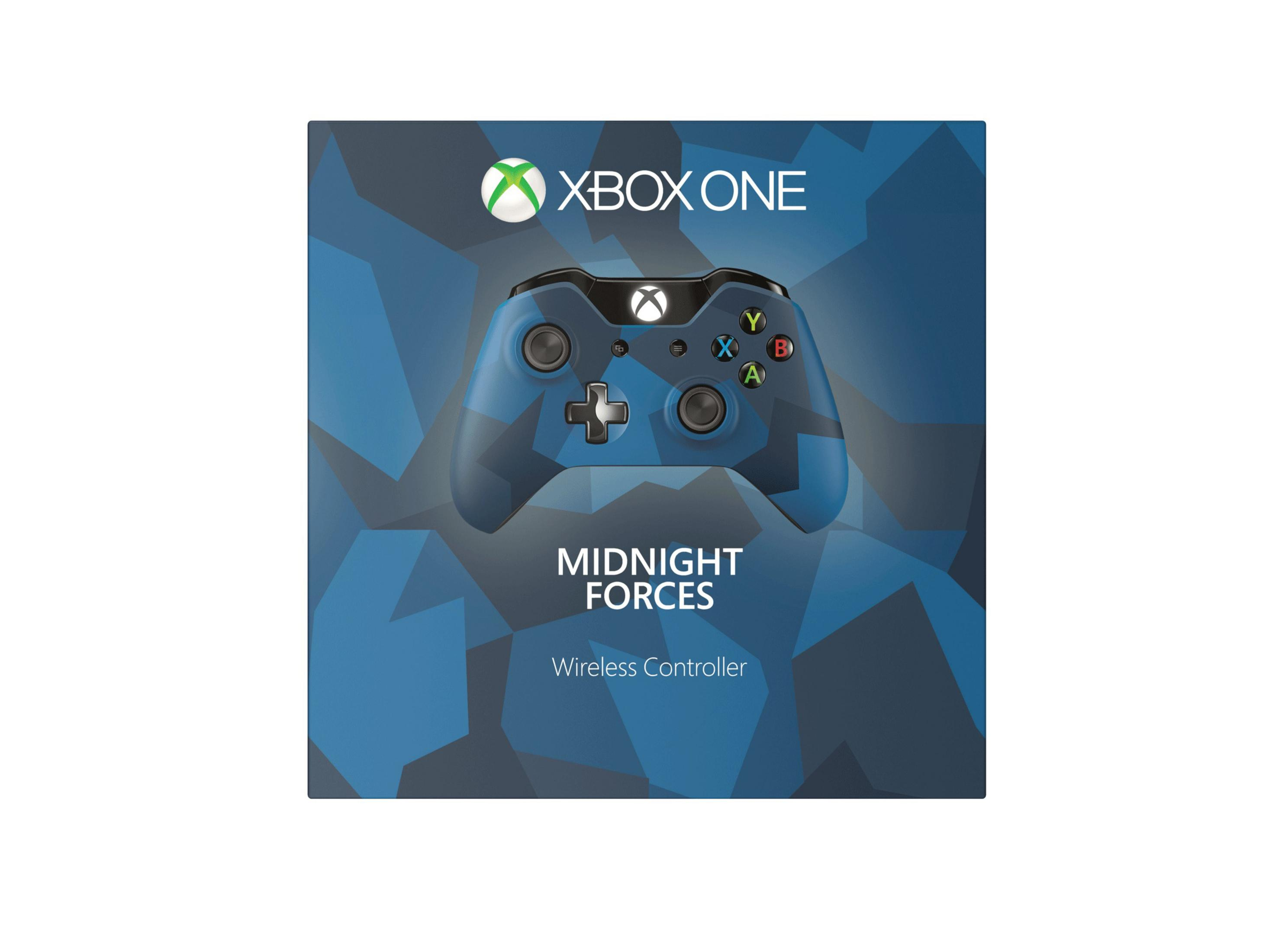 Ein blauer kabelloser Xbox One Midnight Forces Controller auf einem blau gemusterten Hintergrund.