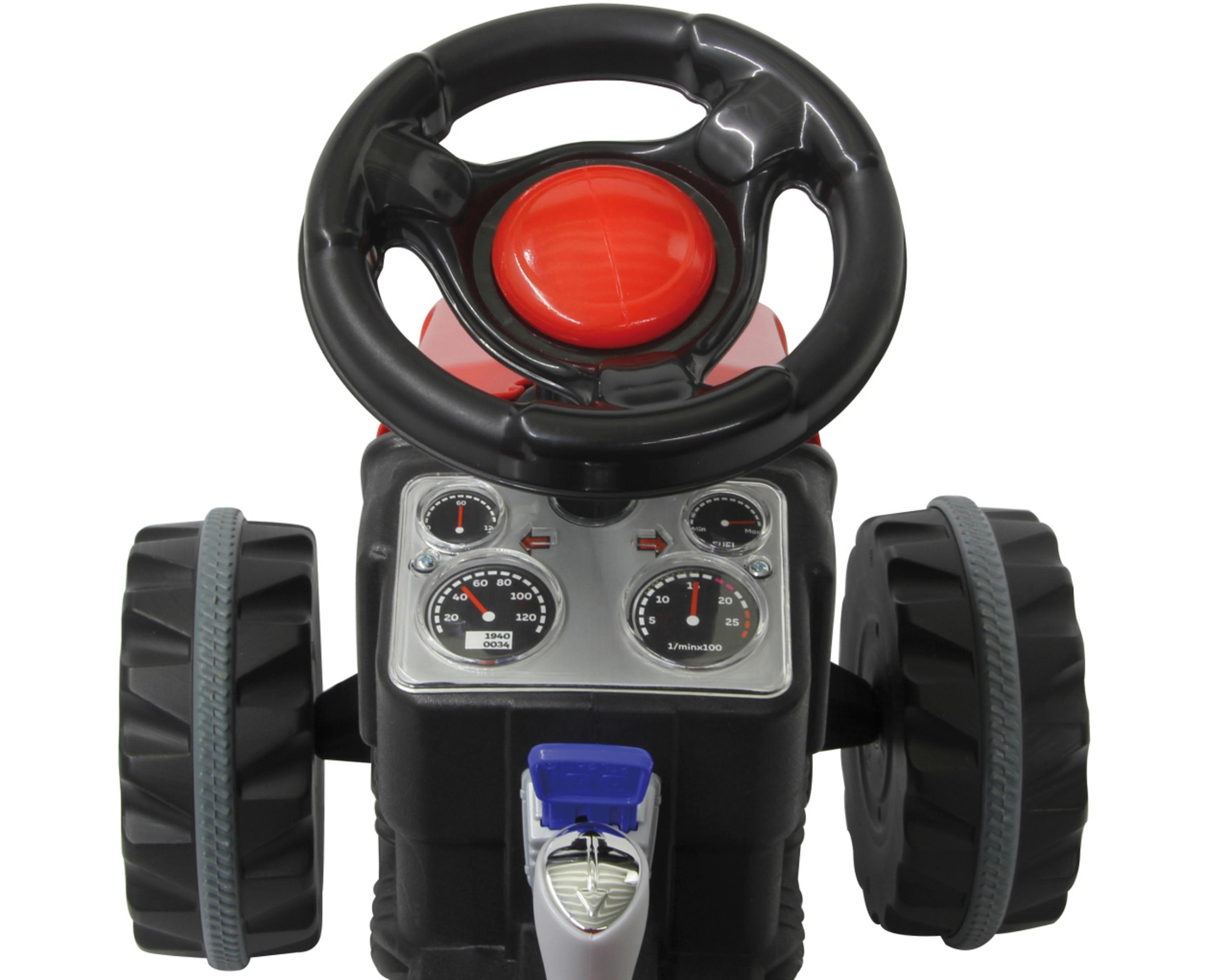 Nahaufnahme des Armaturenbretts eines Spielzeugtraktors mit Anzeigen, Lenkrad und Bedienelementen.