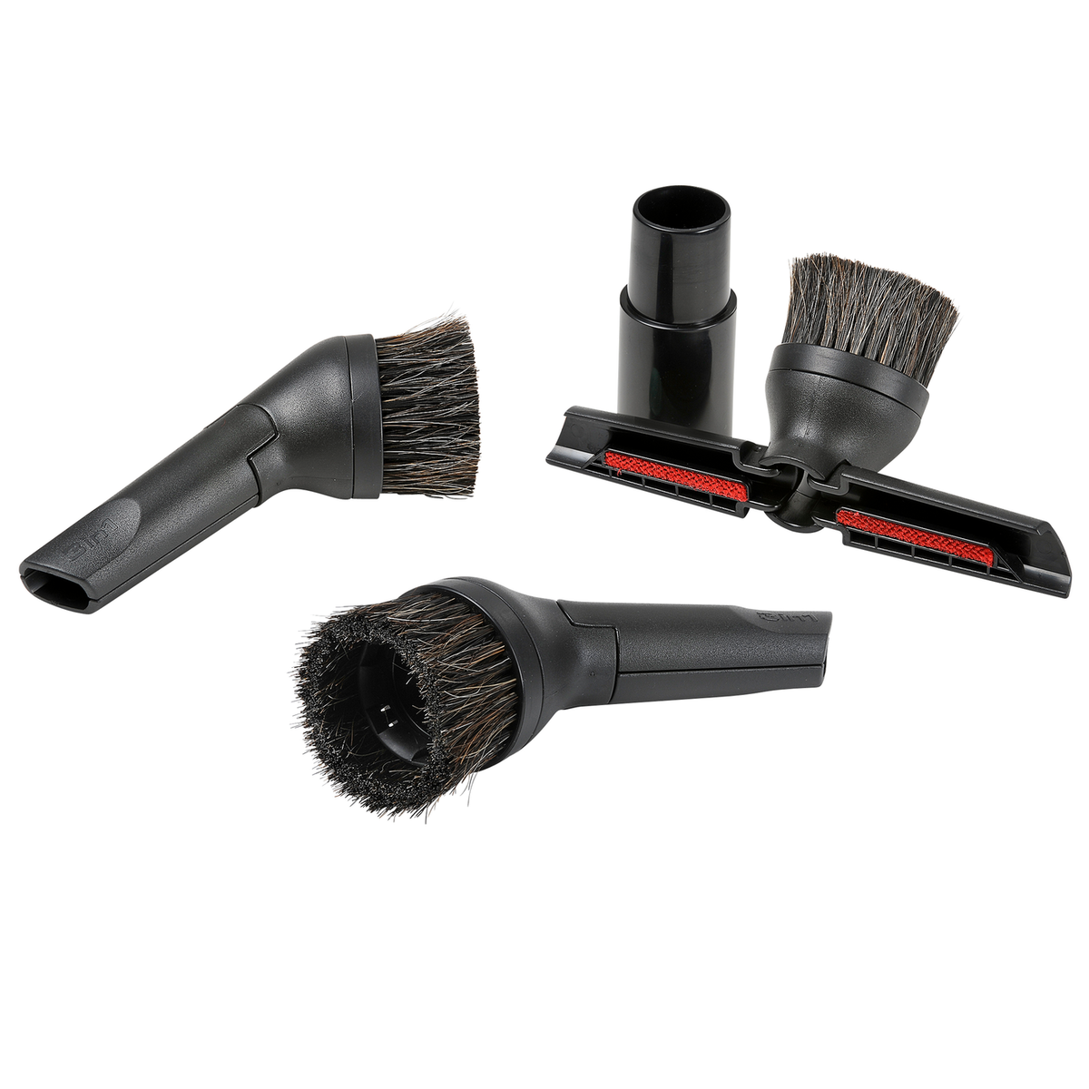 Accessoires d'aspirateur noirs comprenant des têtes de brosse et un adaptateur de tuyau, isolés sur blanc.