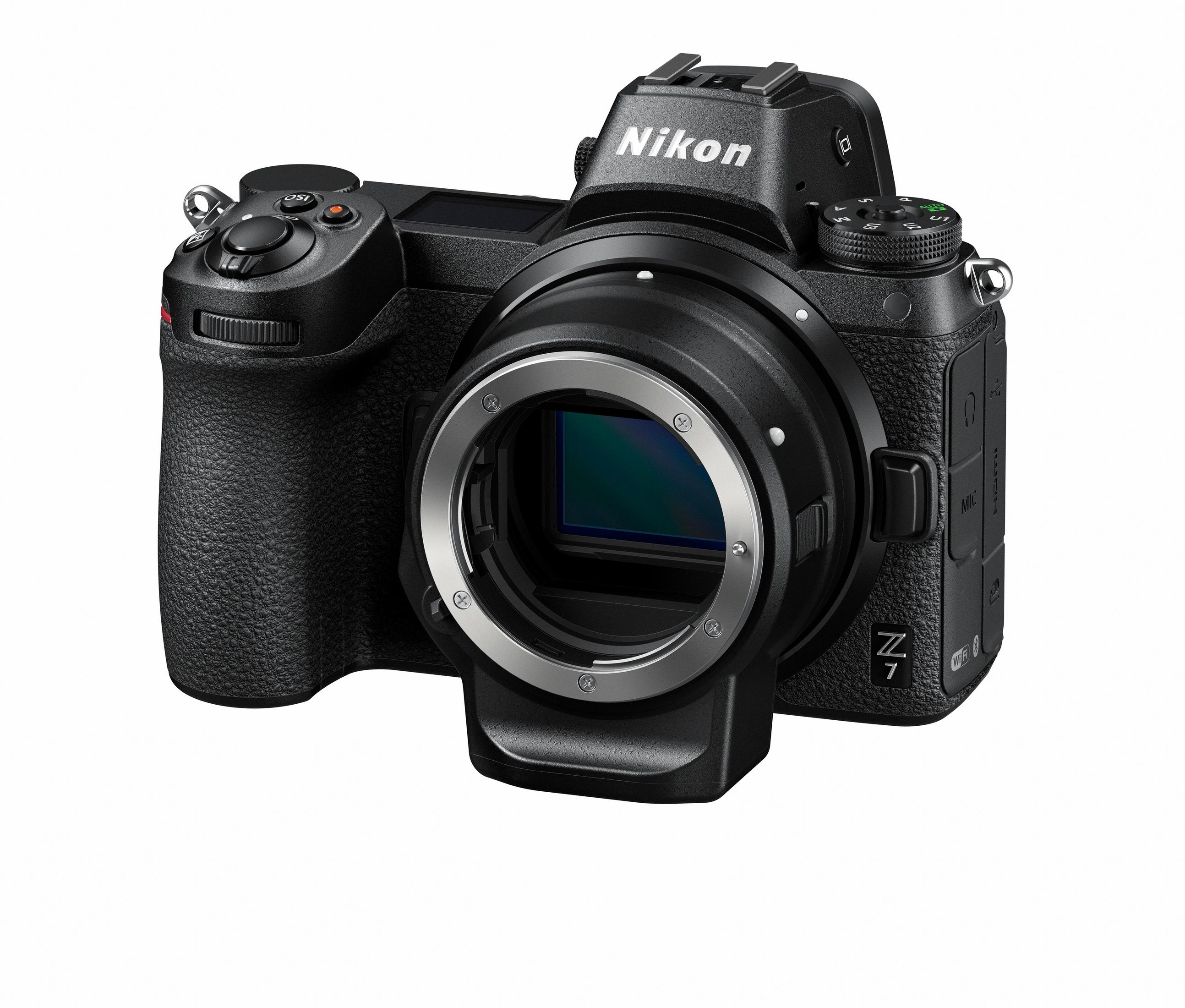Ein schwarzes Nikon Z7 Kameragehäuse mit Objektivanschluss befindet sich auf einem weißen Hintergrund.