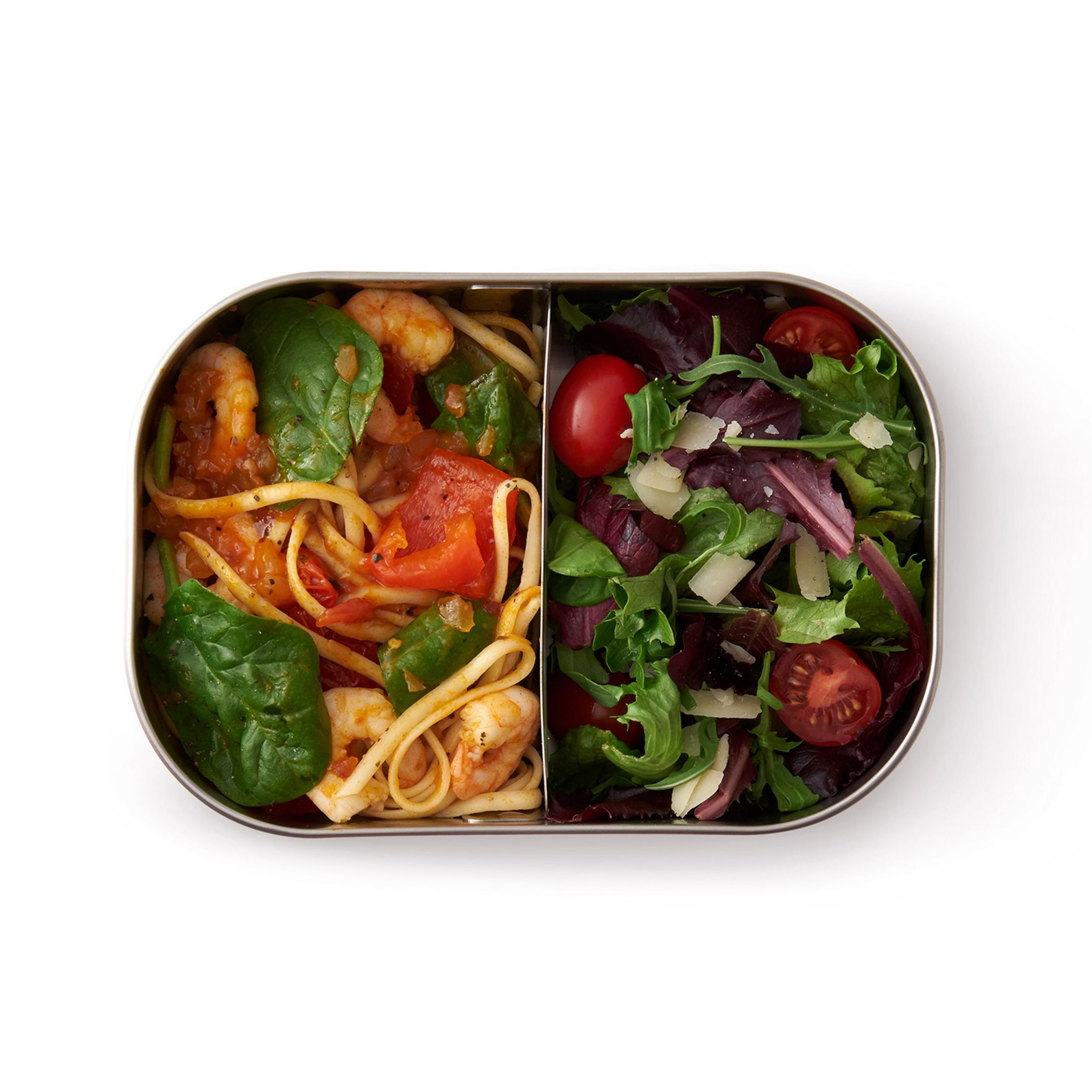 Draufsicht auf Linguine mit Garnelen und Tomaten, Salat mit Tomaten und Salat.