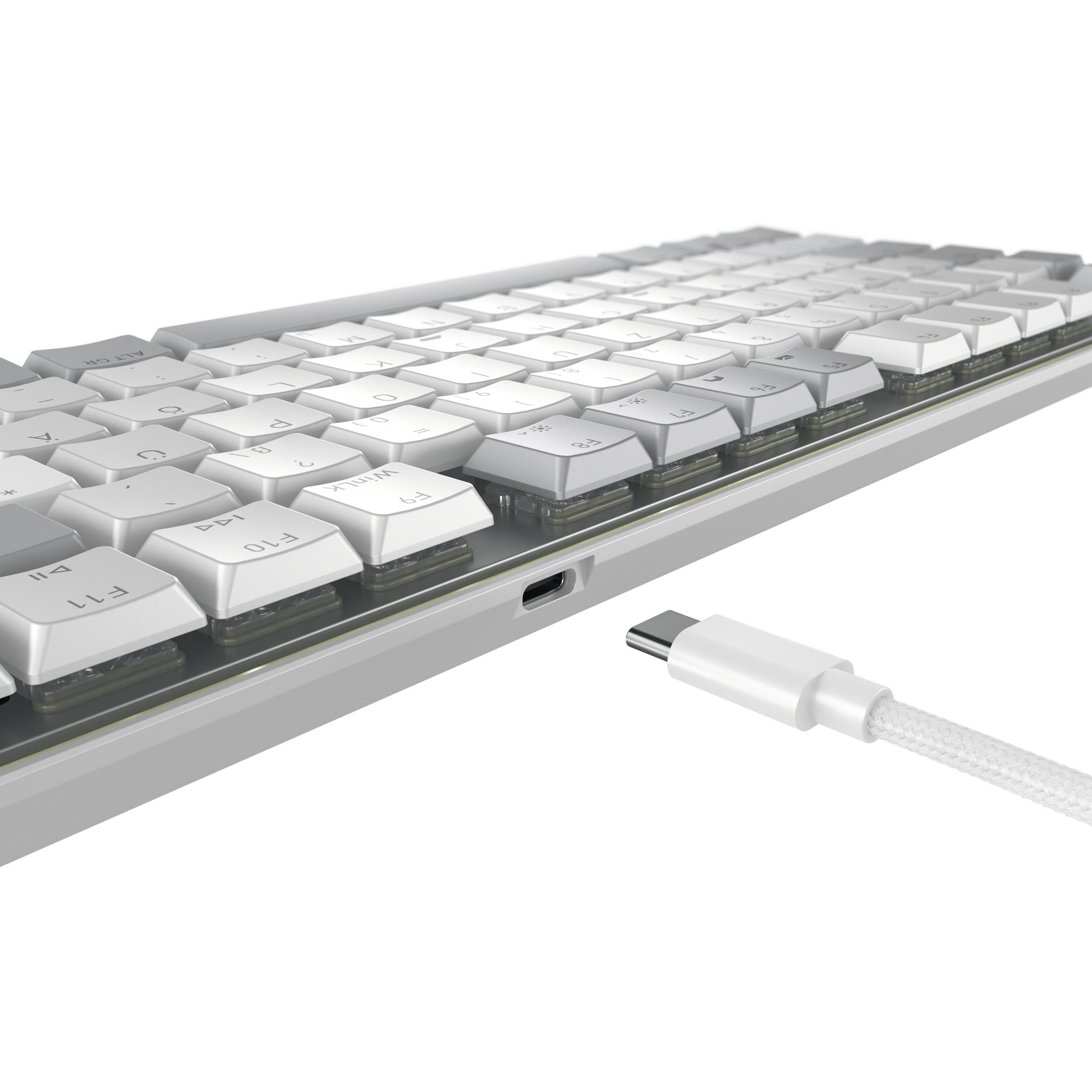 Eine weiße Tastatur mit weißen Tastenkappen und einem weißen Kabel auf weißem Hintergrund, schräge Ansicht.
