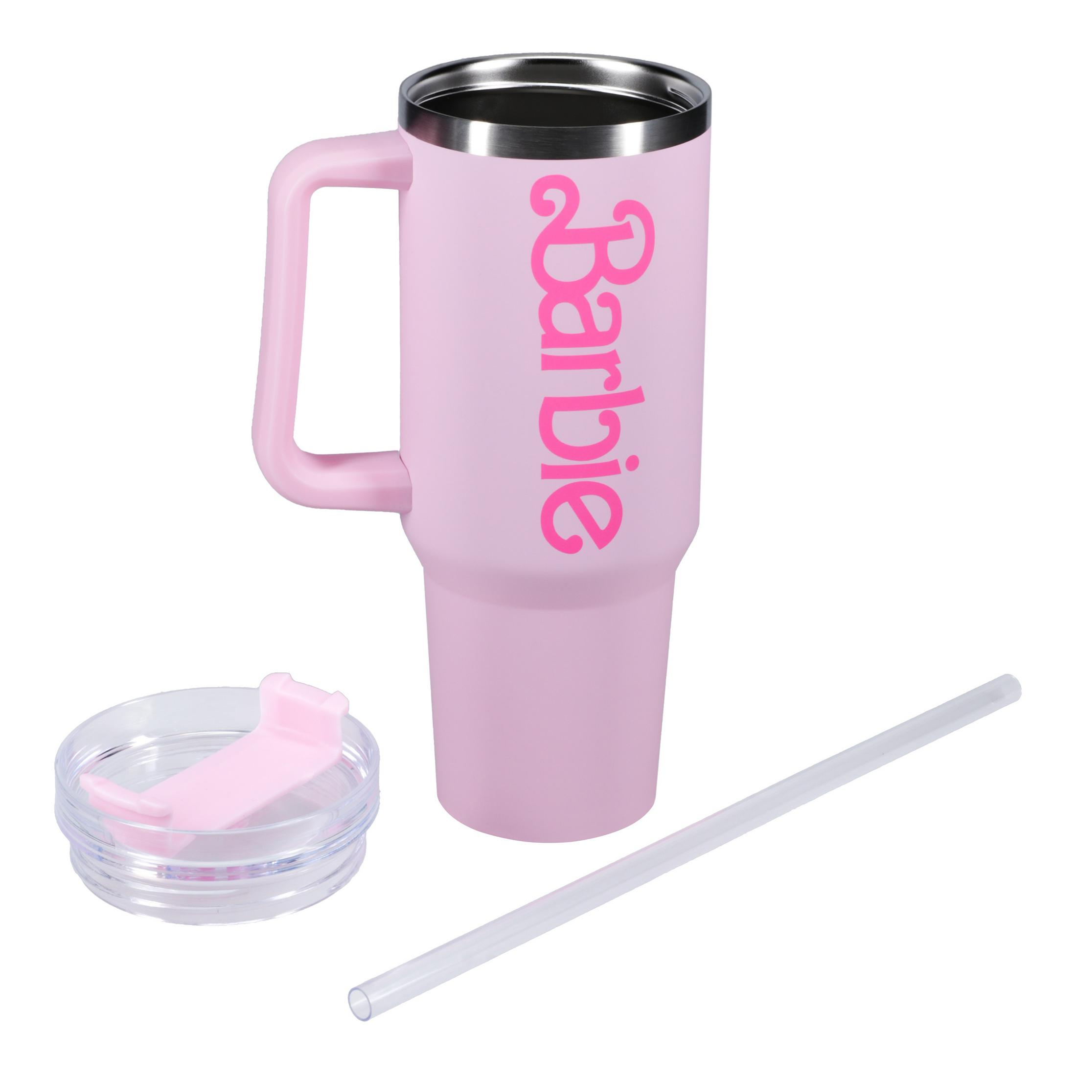 Un vaso de color rosa claro con un asa y una tapa transparente con una pajita. El nombre Barbie está escrito en él.