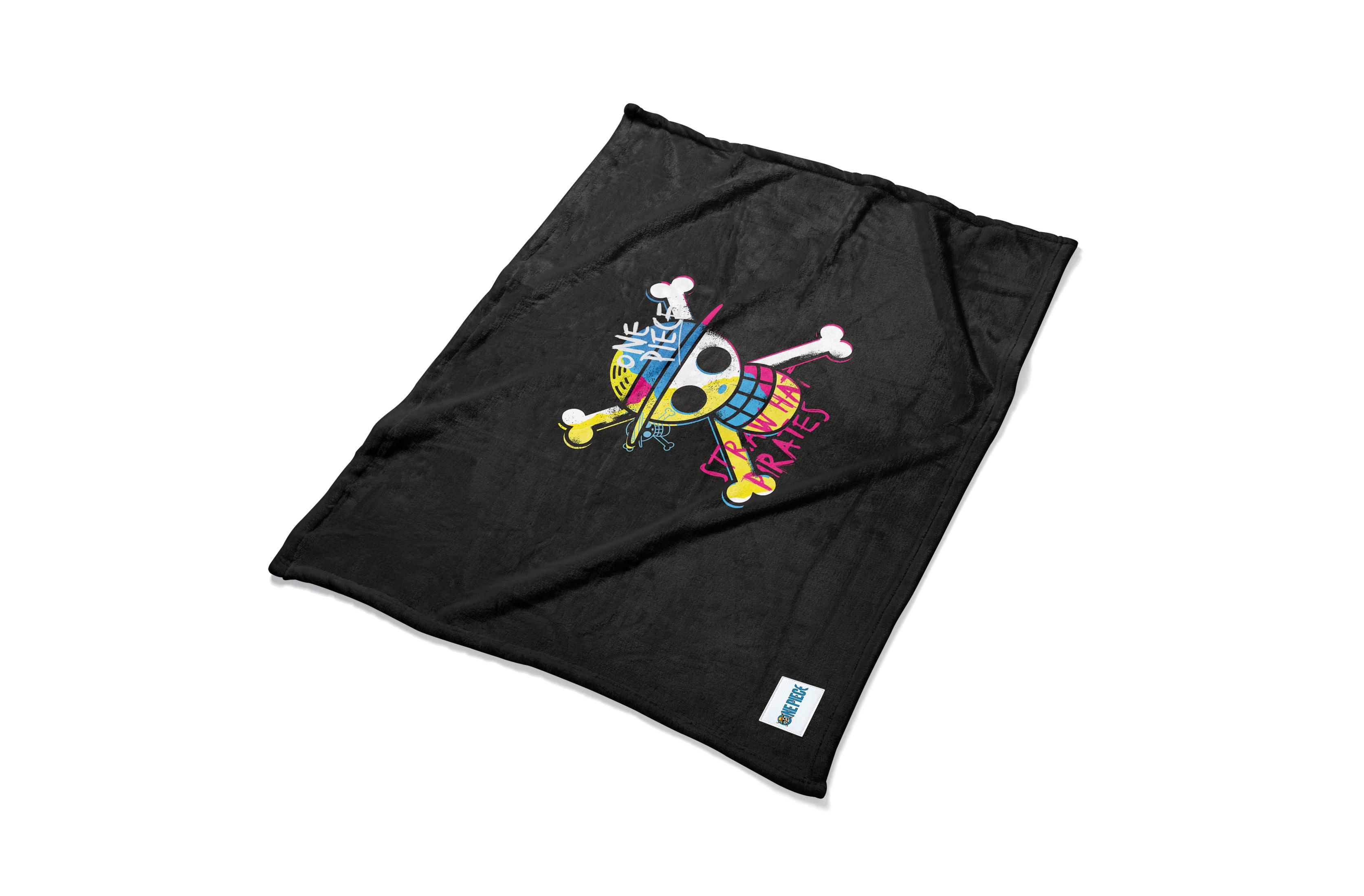 Schwarze One Piece Decke mit einem bunten Totenkopf- und Knochenlogo auf weißem Hintergrund.